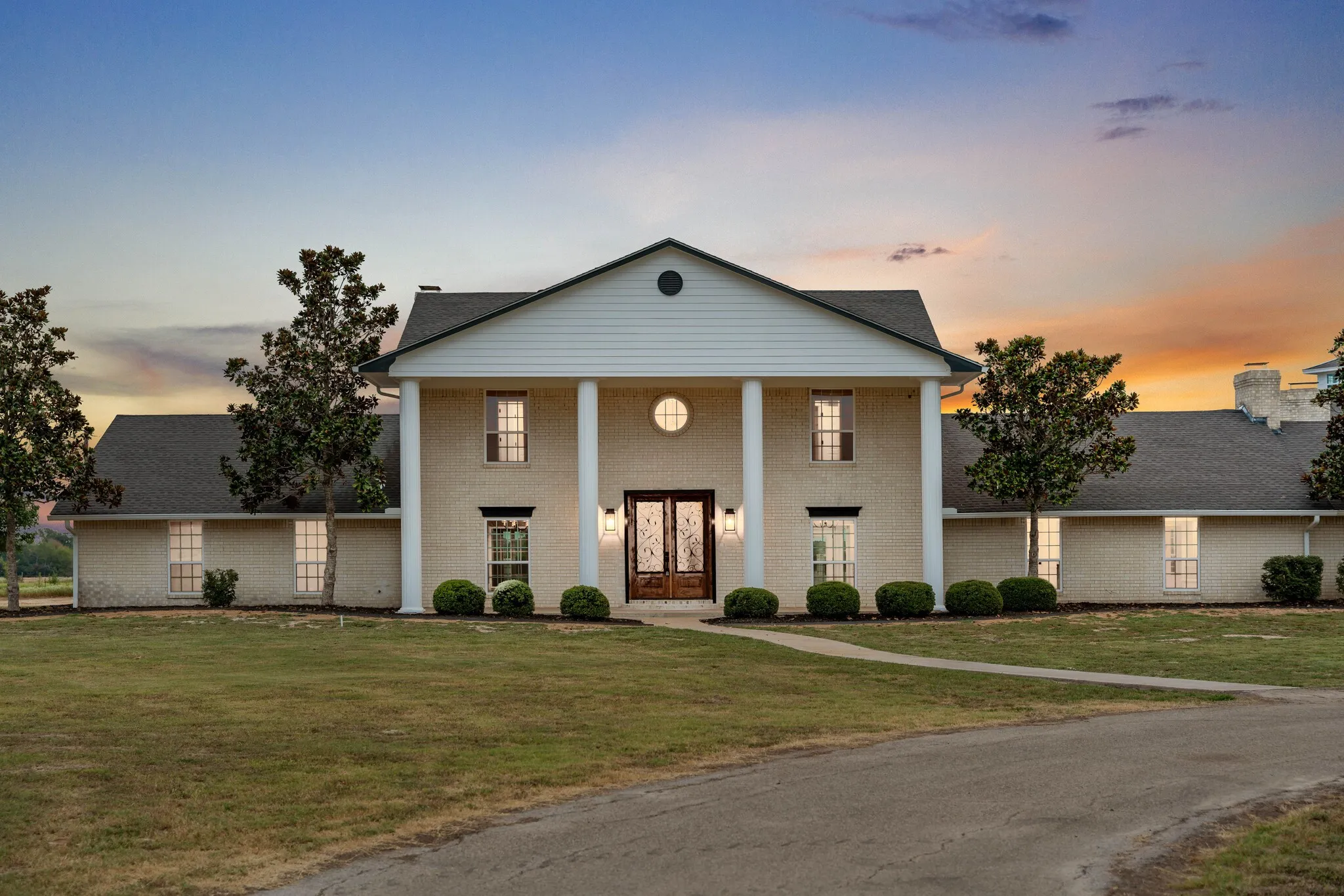 Single Family Residence For Sale in Lamar County , 11254 Farm Road 195, Paris, Texas 75462, 5 Bedroom, 7 Bathroom, 4 Garage spaces, 12,329 Sqft, built in 1983, Preowned, mls#21195626, Real Estate Agent in Paris, Homes For Sale in Lamar county, Homes For Sale in Paris, Realtor in Paris Texas, Real Estate Brokerage Independent Realty Texas, Luminita Cordes Realtor
