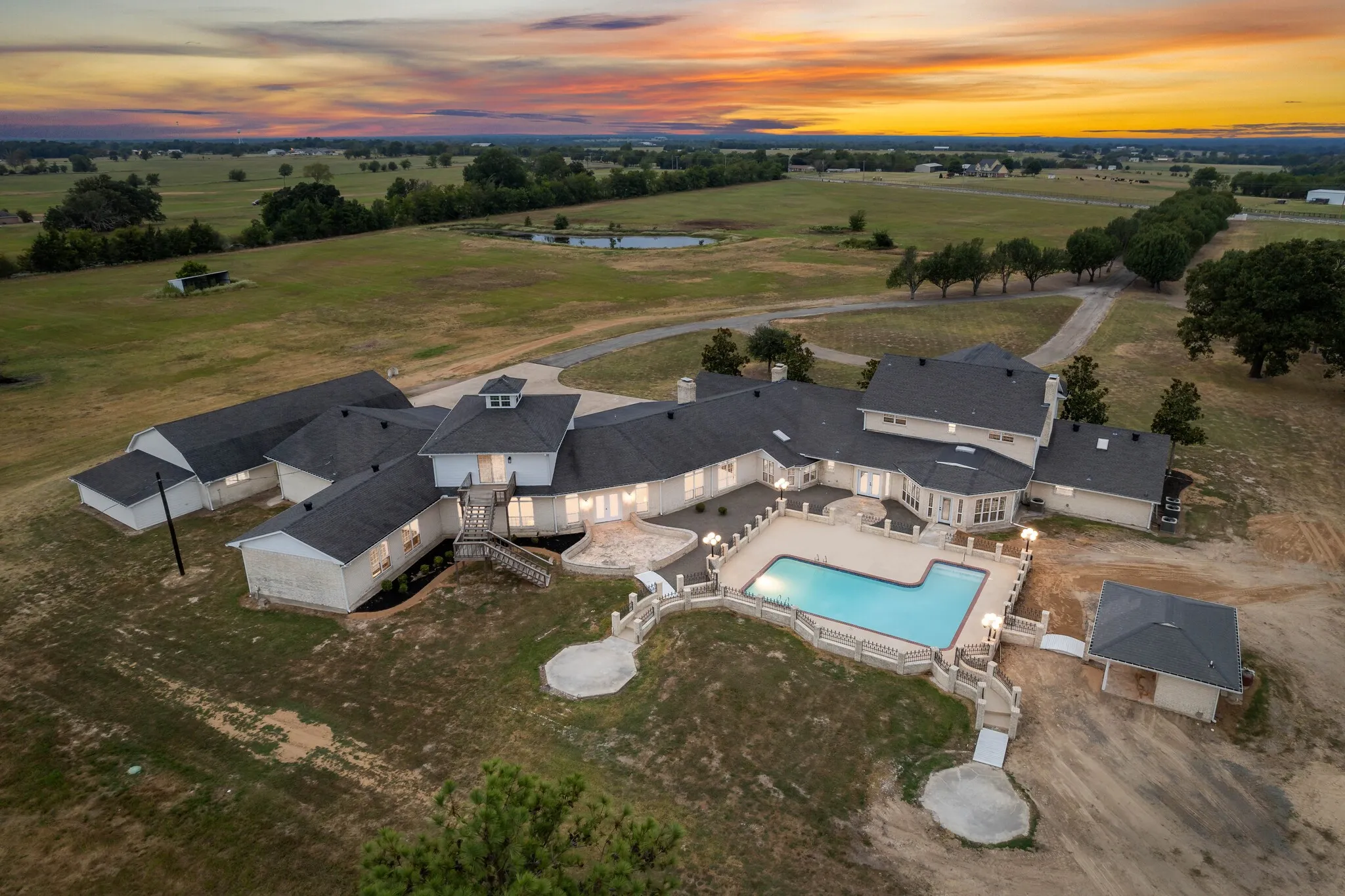 Single Family Residence For Sale in Lamar County , 11254 Farm Road 195, Paris, Texas 75462, 5 Bedroom, 7 Bathroom, 4 Garage spaces, 12,329 Sqft, built in 1983, Preowned, mls#21195626, Real Estate Agent in Paris, Homes For Sale in Lamar county, Homes For Sale in Paris, Realtor in Paris Texas, Real Estate Brokerage Independent Realty Texas, Luminita Cordes Realtor