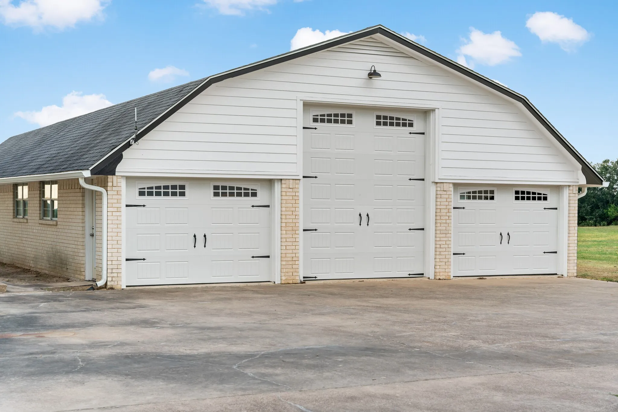 Single Family Residence For Sale in Lamar County , 11254 Farm Road 195, Paris, Texas 75462, 5 Bedroom, 7 Bathroom, 4 Garage spaces, 12,329 Sqft, built in 1983, Preowned, mls#21195626, Real Estate Agent in Paris, Homes For Sale in Lamar county, Homes For Sale in Paris, Realtor in Paris Texas, Real Estate Brokerage Independent Realty Texas, Luminita Cordes Realtor