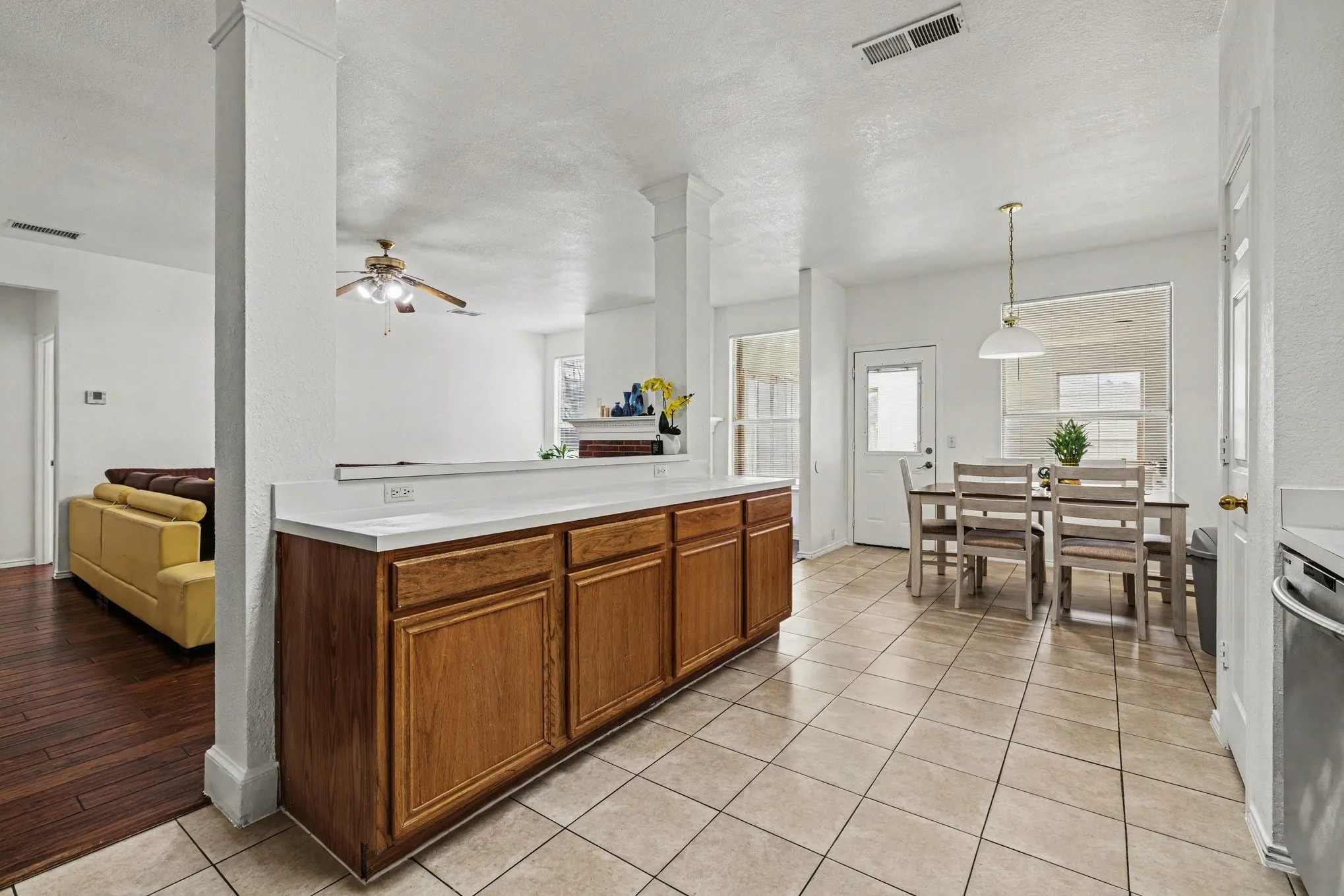 Single Family Residence For Sale in Tarrant County , 4616 Parkmount Drive, Fort Worth, Texas 76137, 4 Bedroom, 3 Bathroom, 2 Garage spaces, 2,805 Sqft, built in 1998, mls#21191027, Real Estate Agent in Fort Worth, Homes For Sale in Tarrant county, Homes For Sale in Fort Worth, Realtor in Fort Worth Texas, Real Estate Brokerage Independent Realty Texas, Luminita Cordes Realtor