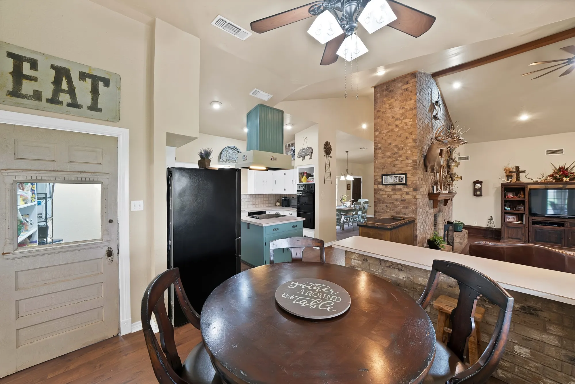 Single Family Residence For Sale in Parker County , 117 Hudson Lane, Aledo, Texas 76008, 3 Bedroom, 3 Bathroom, 1 Garage spaces, 2,457 Sqft, built in 1977, mls#21195827, Real Estate Agent in Aledo, Homes For Sale in Parker county, Homes For Sale in Aledo, Realtor in Aledo Texas, Real Estate Brokerage Independent Realty Texas, Luminita Cordes Realtor