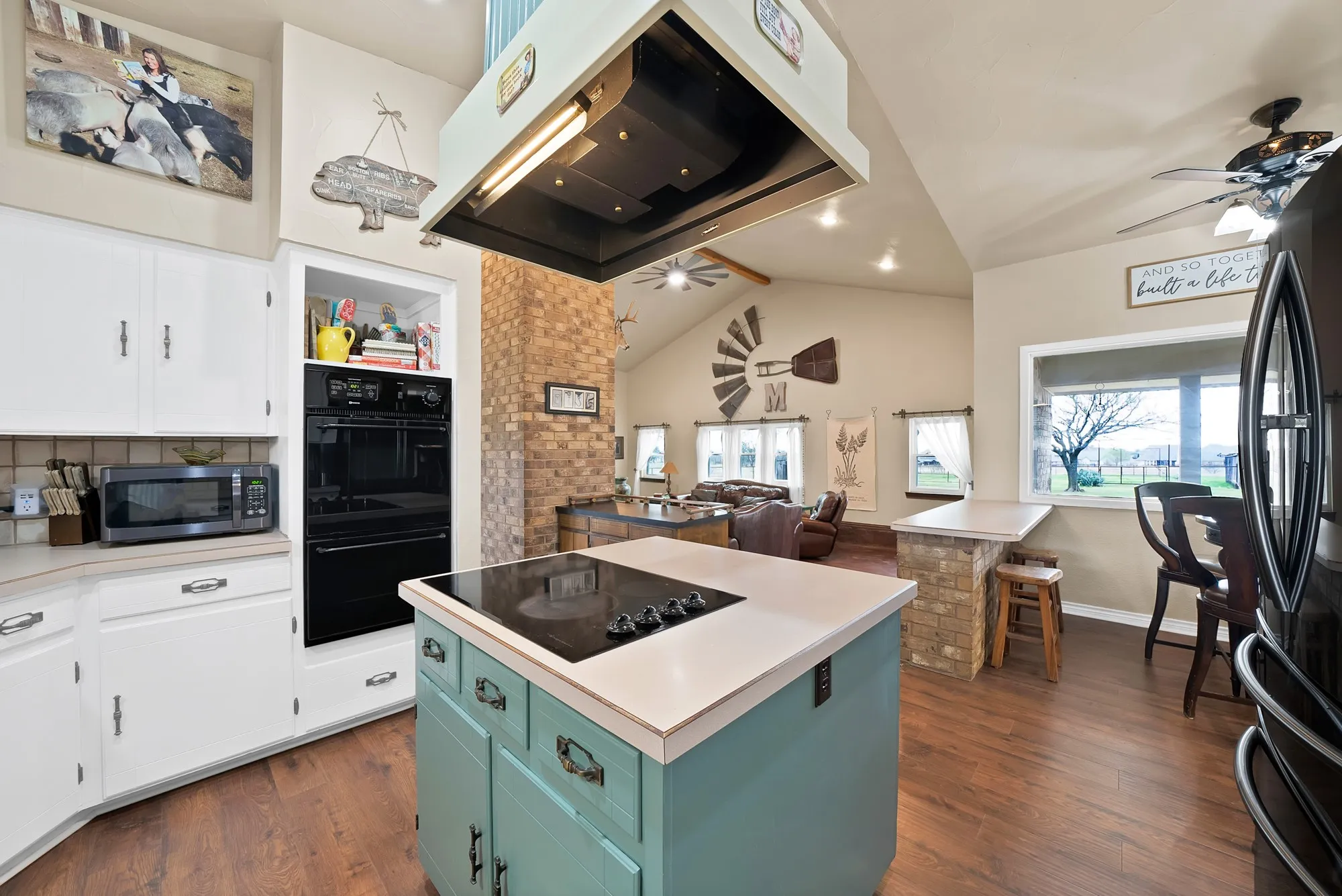 Single Family Residence For Sale in Parker County , 117 Hudson Lane, Aledo, Texas 76008, 3 Bedroom, 3 Bathroom, 1 Garage spaces, 2,457 Sqft, built in 1977, mls#21195827, Real Estate Agent in Aledo, Homes For Sale in Parker county, Homes For Sale in Aledo, Realtor in Aledo Texas, Real Estate Brokerage Independent Realty Texas, Luminita Cordes Realtor
