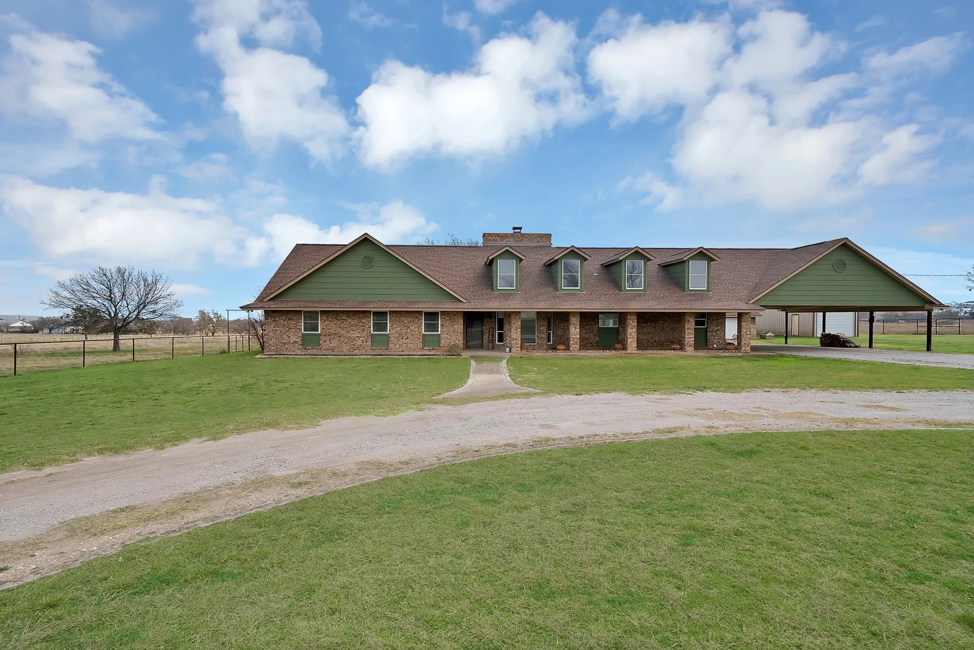 Single Family Residence For Sale in Parker County , 117 Hudson Lane, Aledo, Texas 76008, 3 Bedroom, 3 Bathroom, 1 Garage spaces, 2,457 Sqft, built in 1977, mls#21195827, Real Estate Agent in Aledo, Homes For Sale in Parker county, Homes For Sale in Aledo, Realtor in Aledo Texas, Real Estate Brokerage Independent Realty Texas, Luminita Cordes Realtor
