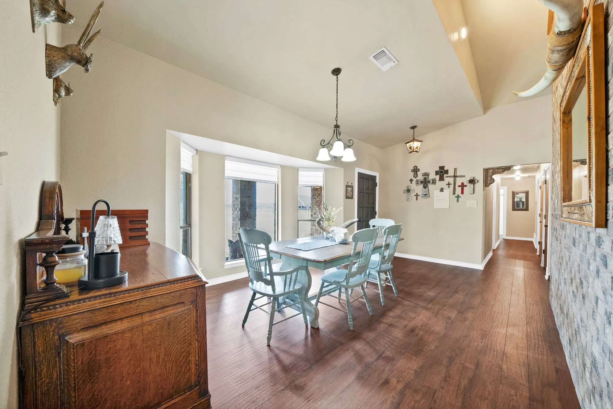 Single Family Residence For Sale in Parker County , 117 Hudson Lane, Aledo, Texas 76008, 3 Bedroom, 3 Bathroom, 1 Garage spaces, 2,457 Sqft, built in 1977, mls#21195827, Real Estate Agent in Aledo, Homes For Sale in Parker county, Homes For Sale in Aledo, Realtor in Aledo Texas, Real Estate Brokerage Independent Realty Texas, Luminita Cordes Realtor