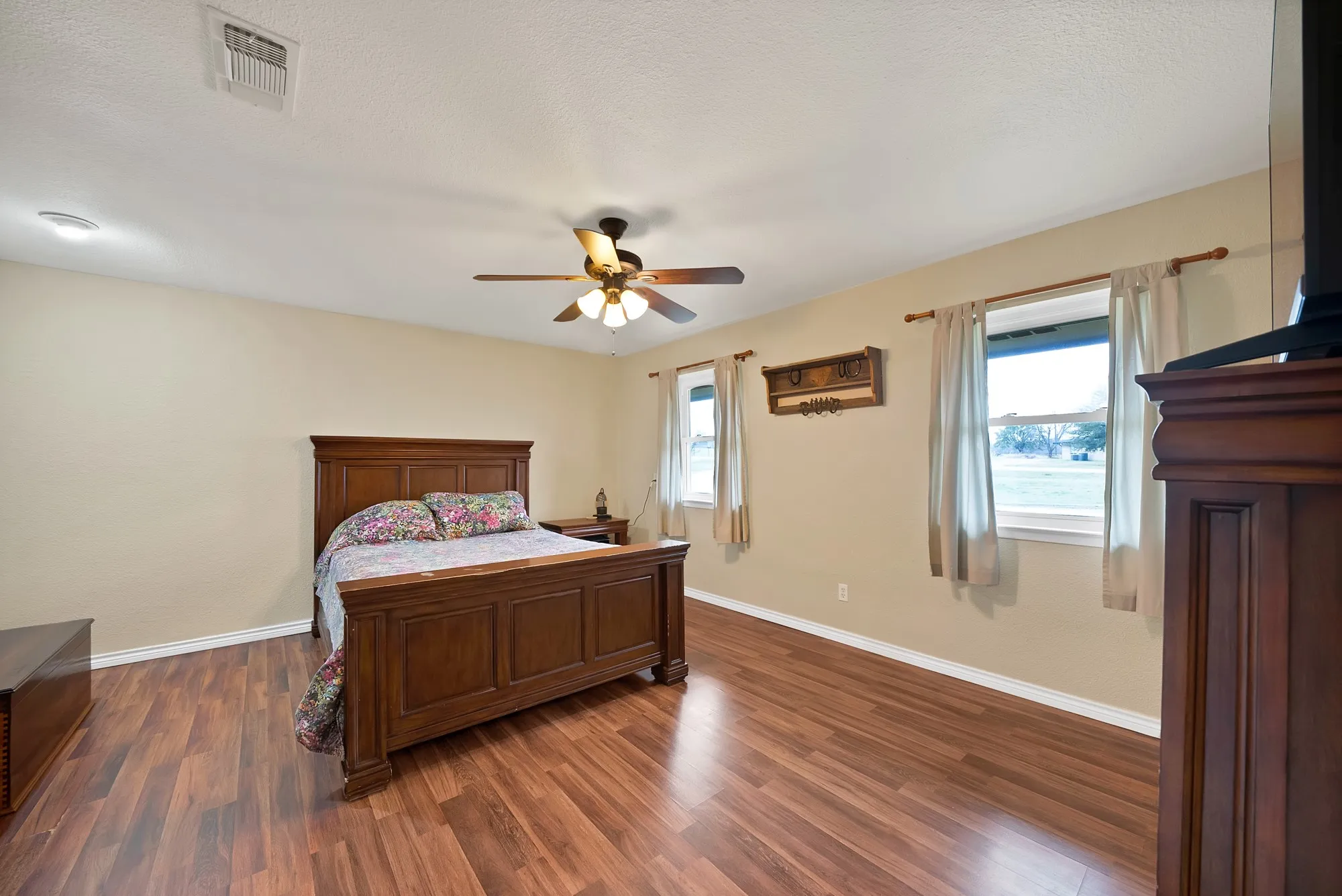 Single Family Residence For Sale in Parker County , 117 Hudson Lane, Aledo, Texas 76008, 3 Bedroom, 3 Bathroom, 1 Garage spaces, 2,457 Sqft, built in 1977, mls#21195827, Real Estate Agent in Aledo, Homes For Sale in Parker county, Homes For Sale in Aledo, Realtor in Aledo Texas, Real Estate Brokerage Independent Realty Texas, Luminita Cordes Realtor