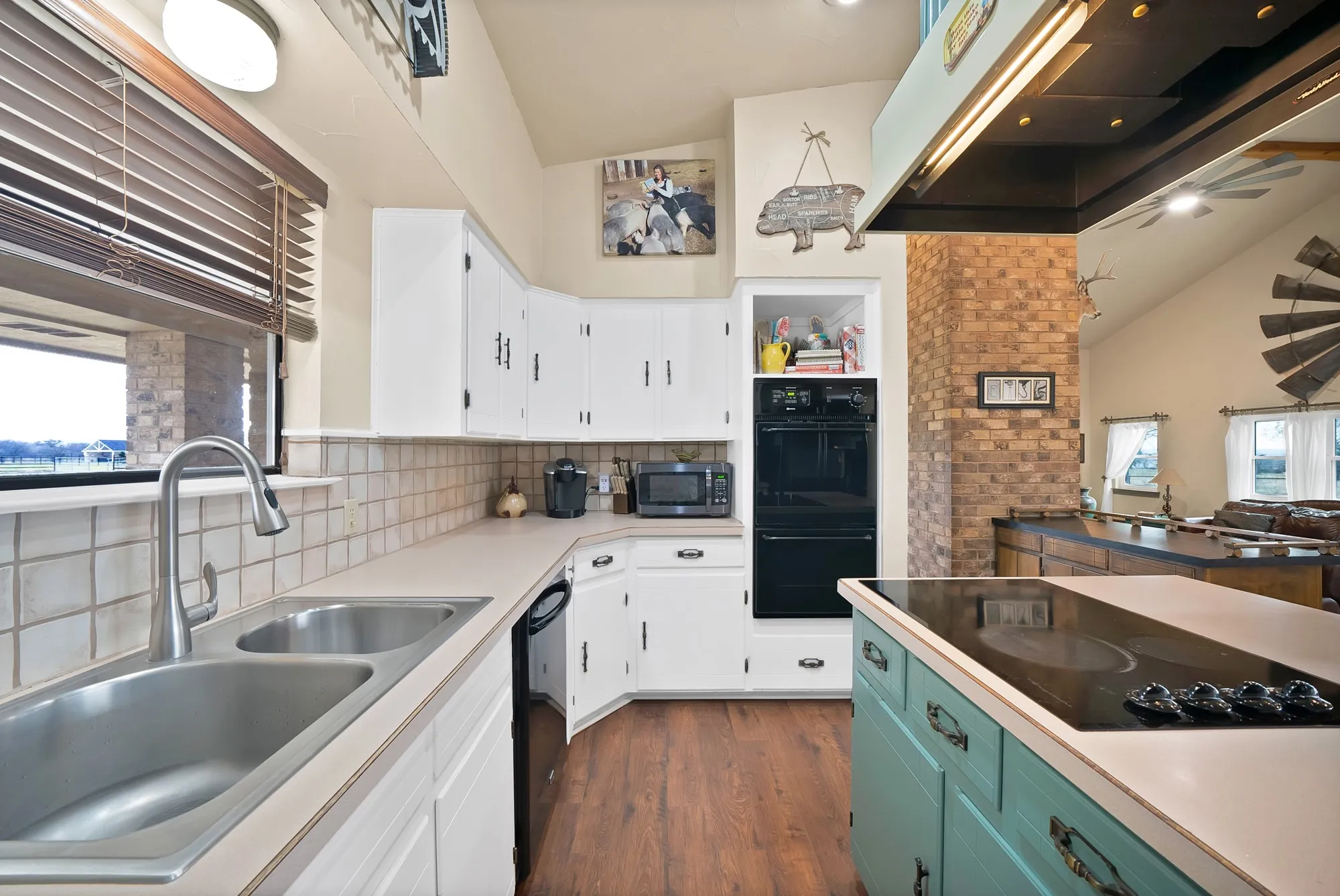 Single Family Residence For Sale in Parker County , 117 Hudson Lane, Aledo, Texas 76008, 3 Bedroom, 3 Bathroom, 1 Garage spaces, 2,457 Sqft, built in 1977, mls#21195827, Real Estate Agent in Aledo, Homes For Sale in Parker county, Homes For Sale in Aledo, Realtor in Aledo Texas, Real Estate Brokerage Independent Realty Texas, Luminita Cordes Realtor