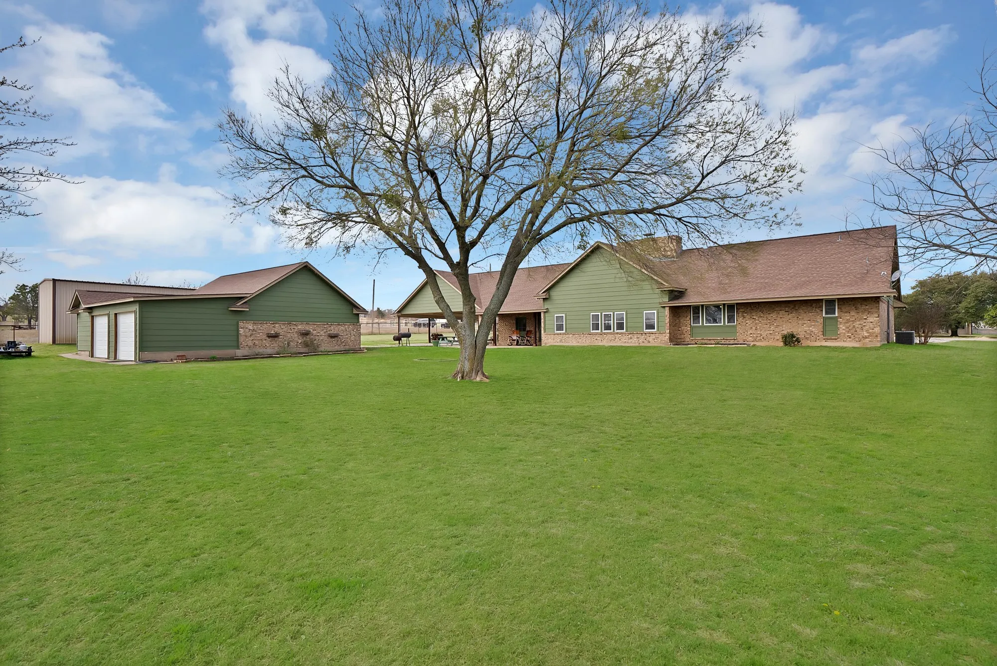 Single Family Residence For Sale in Parker County , 117 Hudson Lane, Aledo, Texas 76008, 3 Bedroom, 3 Bathroom, 1 Garage spaces, 2,457 Sqft, built in 1977, mls#21195827, Real Estate Agent in Aledo, Homes For Sale in Parker county, Homes For Sale in Aledo, Realtor in Aledo Texas, Real Estate Brokerage Independent Realty Texas, Luminita Cordes Realtor
