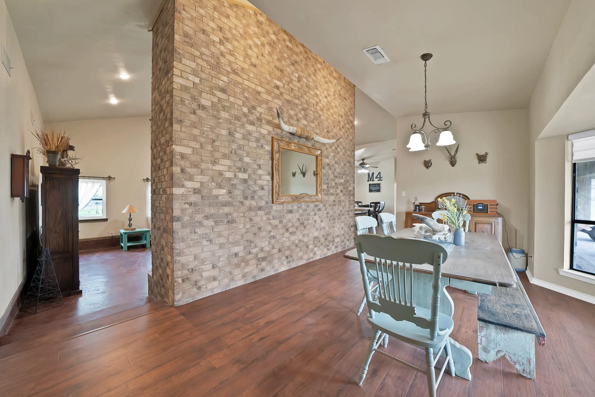 Single Family Residence For Sale in Parker County , 117 Hudson Lane, Aledo, Texas 76008, 3 Bedroom, 3 Bathroom, 1 Garage spaces, 2,457 Sqft, built in 1977, mls#21195827, Real Estate Agent in Aledo, Homes For Sale in Parker county, Homes For Sale in Aledo, Realtor in Aledo Texas, Real Estate Brokerage Independent Realty Texas, Luminita Cordes Realtor