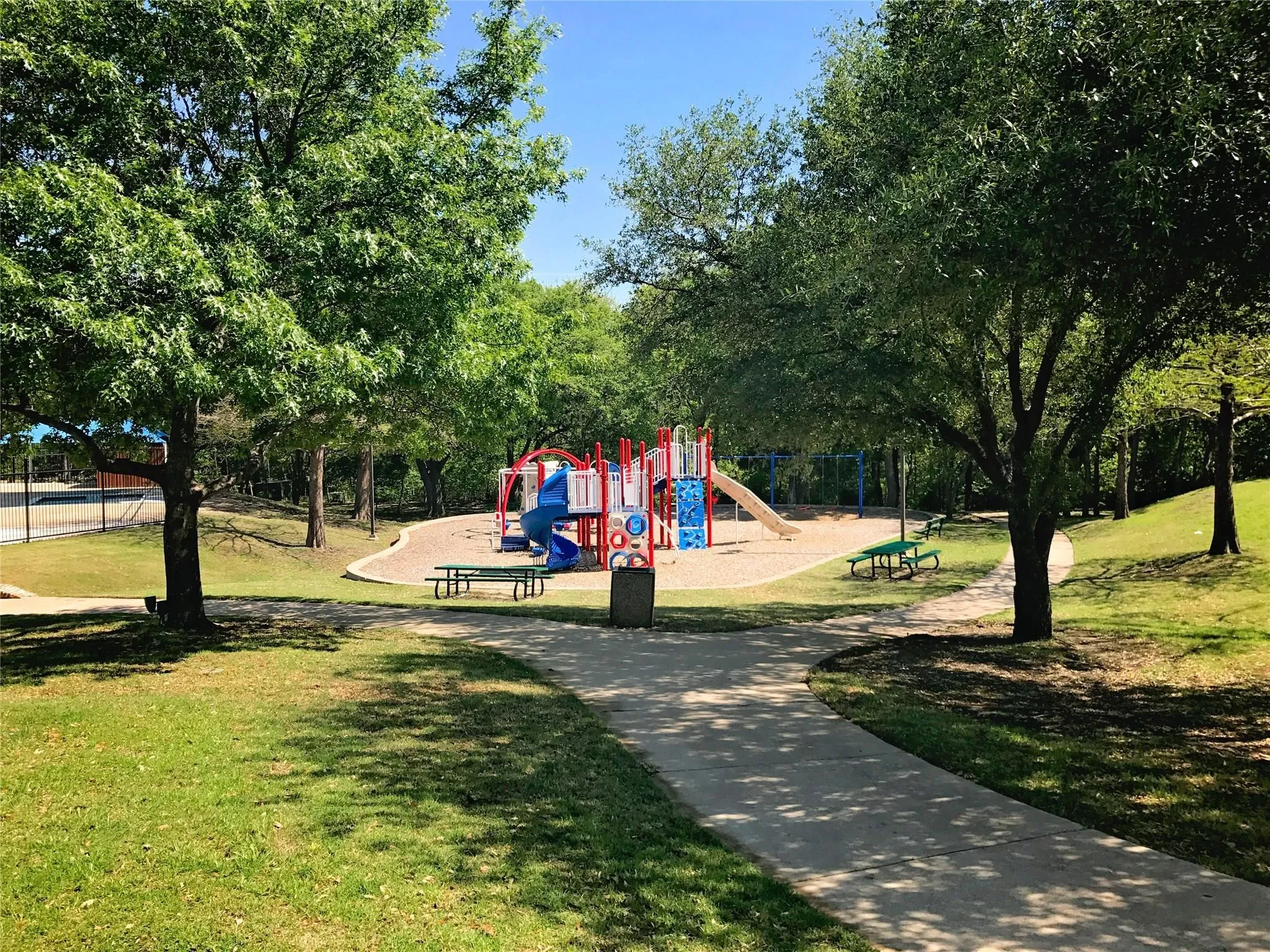 Hidden Creek residence will love spending time at the community playground/park, surrounded by majestic trees. The neighborhood location is also great for easy commuting, shopping, & dining!