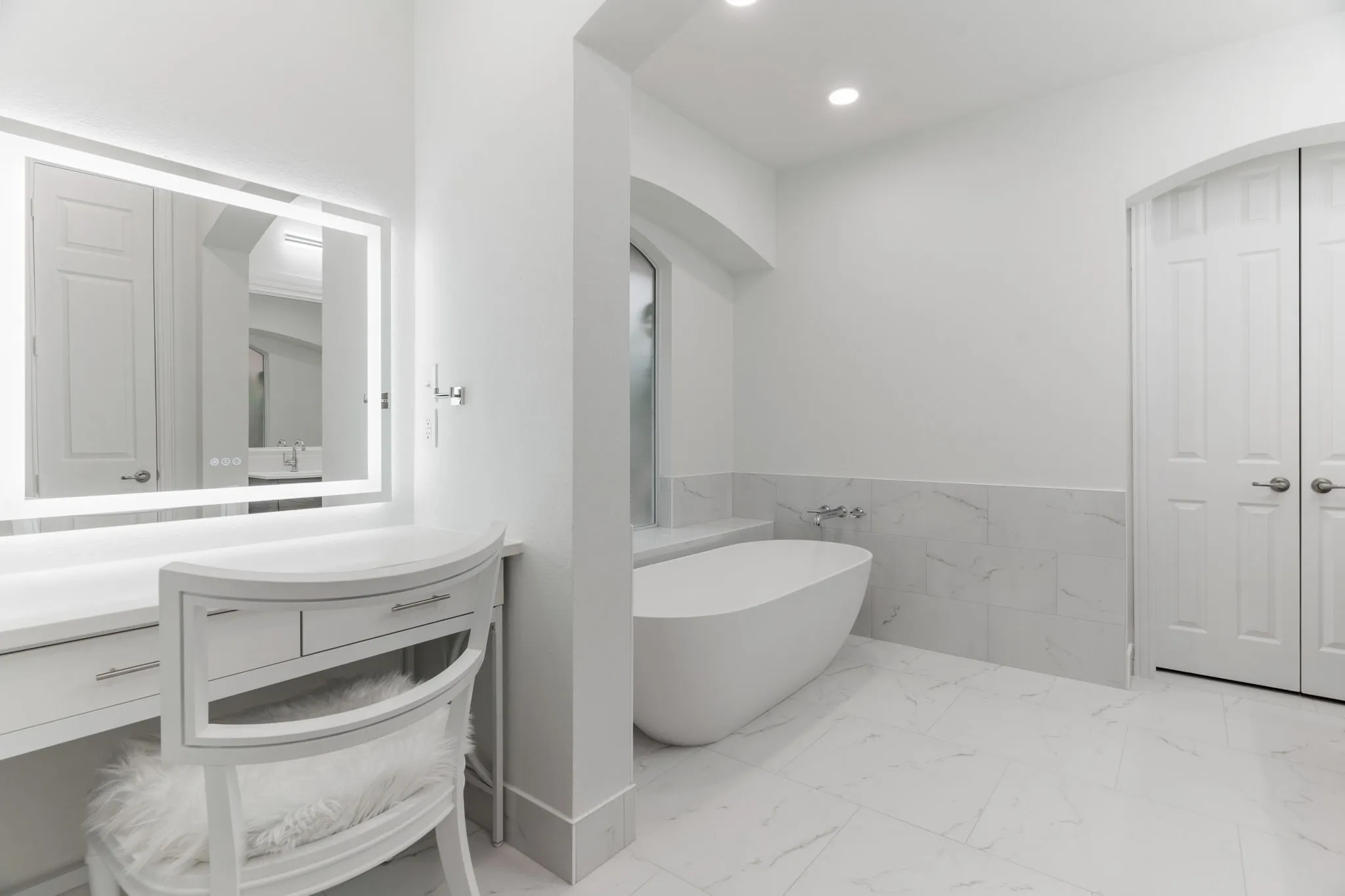 Gleaming marble floors too in the bathroom & closet.