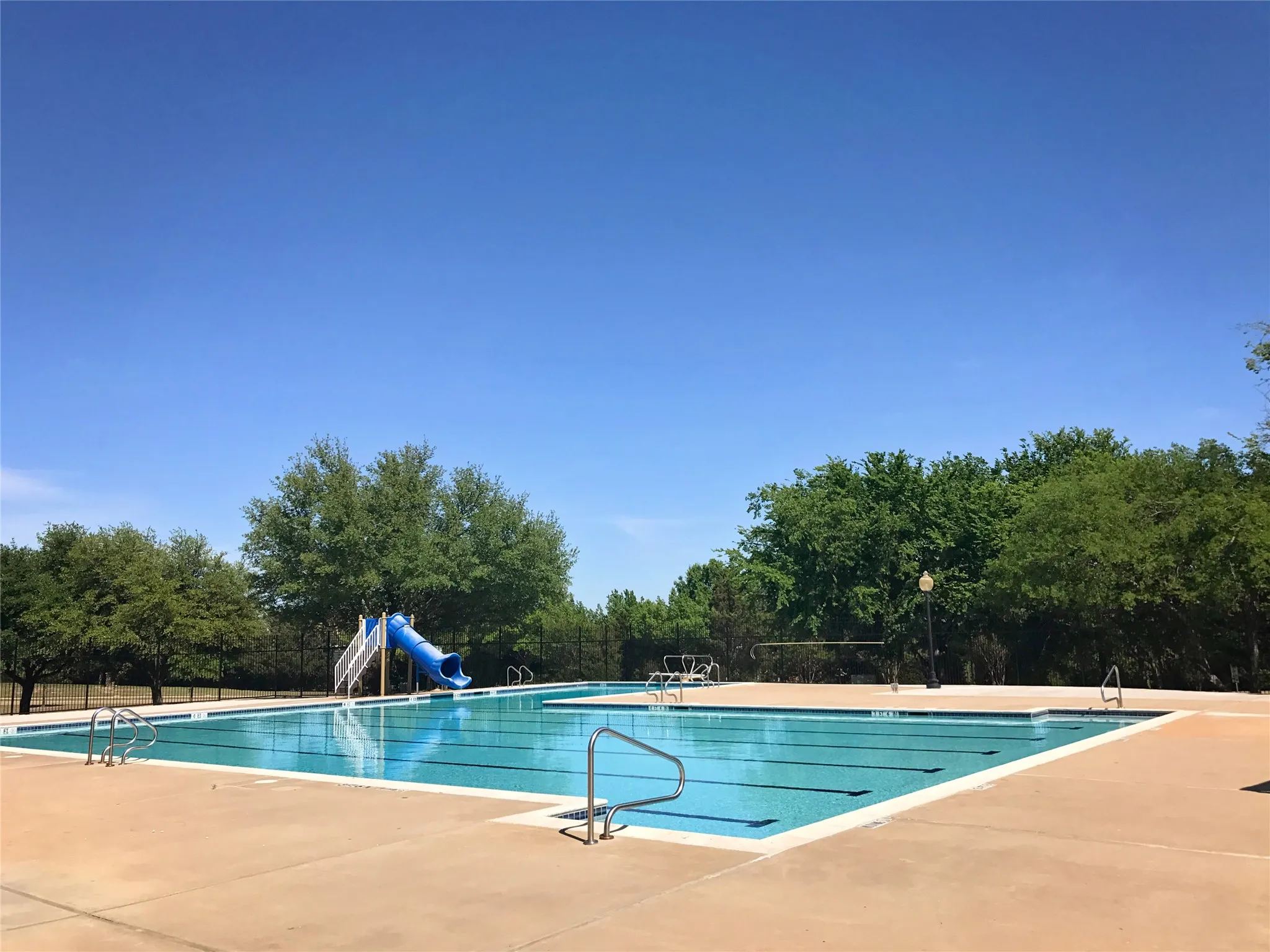 Walk to the community pool, park, sport court & nearby elementary school. Convenient to shopping & easy commuting.