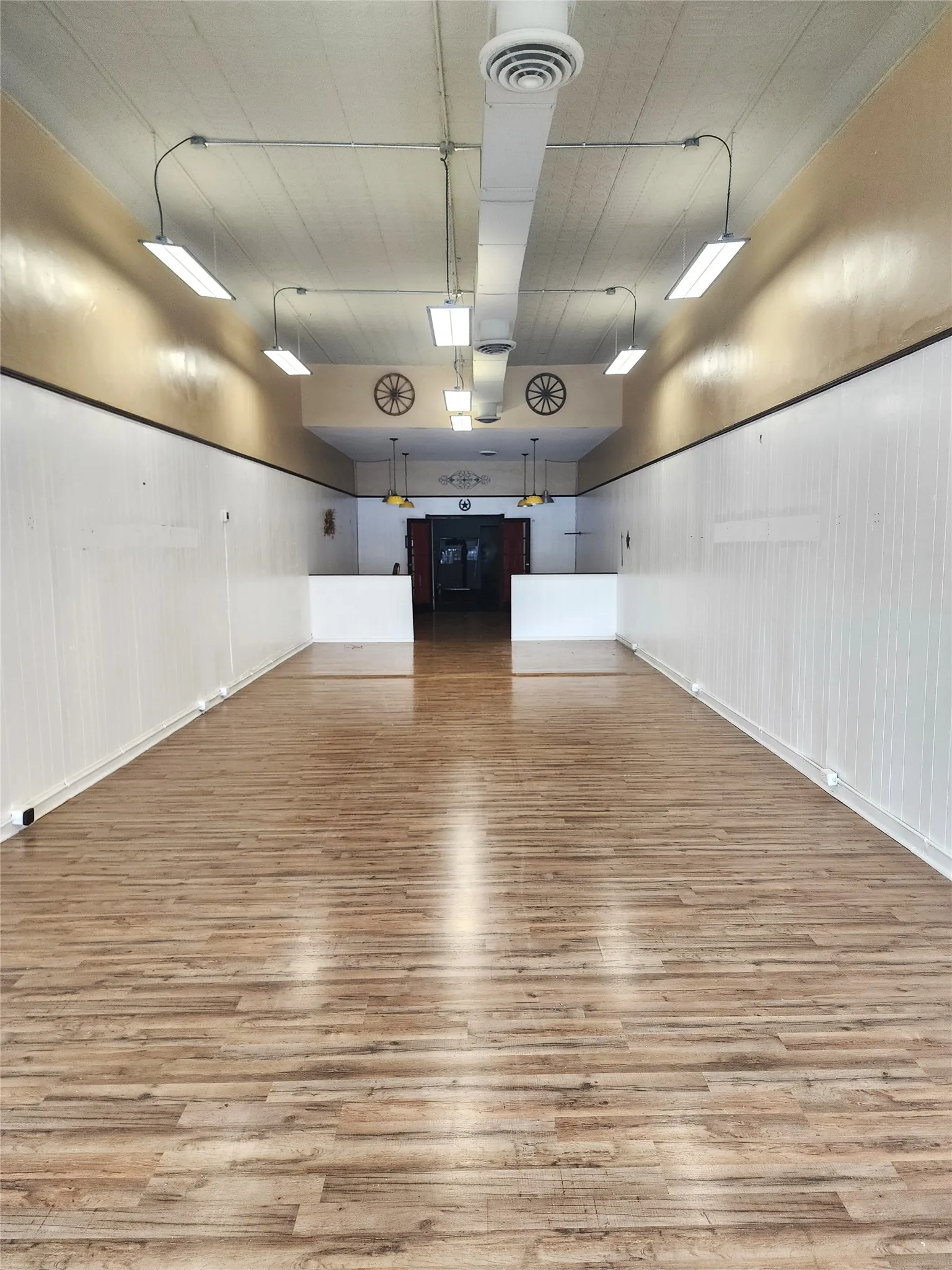 Business For Rent in Grayson County , 215 N Travis Street B, Sherman, Texas 75090, 0, 0, Garage spaces, 0 Sqft, built in 1900, Preowned, Price $1,600, mls#21192027, Real Estate Agent in Sherman, Homes For Rent in Grayson county, Homes For Rent in Sherman, Realtor in Sherman Texas, Real Estate Brokerage Independent Realty Texas, Luminita Cordes Realtor