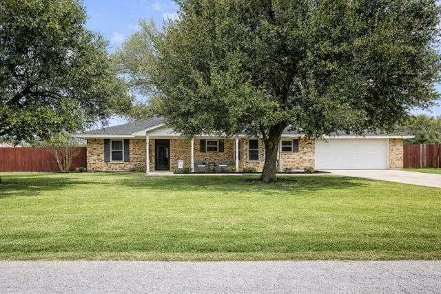 Single Family Residence For Sale in Limestone County , 401 Allison Avenue, Groesbeck, Texas 76642, 3 Bedrooms, 2 Bathrooms, 2 Garage spaces, 1,547 Sqft, built in 1983, Price $320,000, mls#21191214, Real Estate Agent in Groesbeck, Homes For Sale in Limestone county, Homes For Sale in Groesbeck, Realtor in Groesbeck Texas, Real Estate Brokerage Independent Realty Texas, Luminita Cordes Realtor