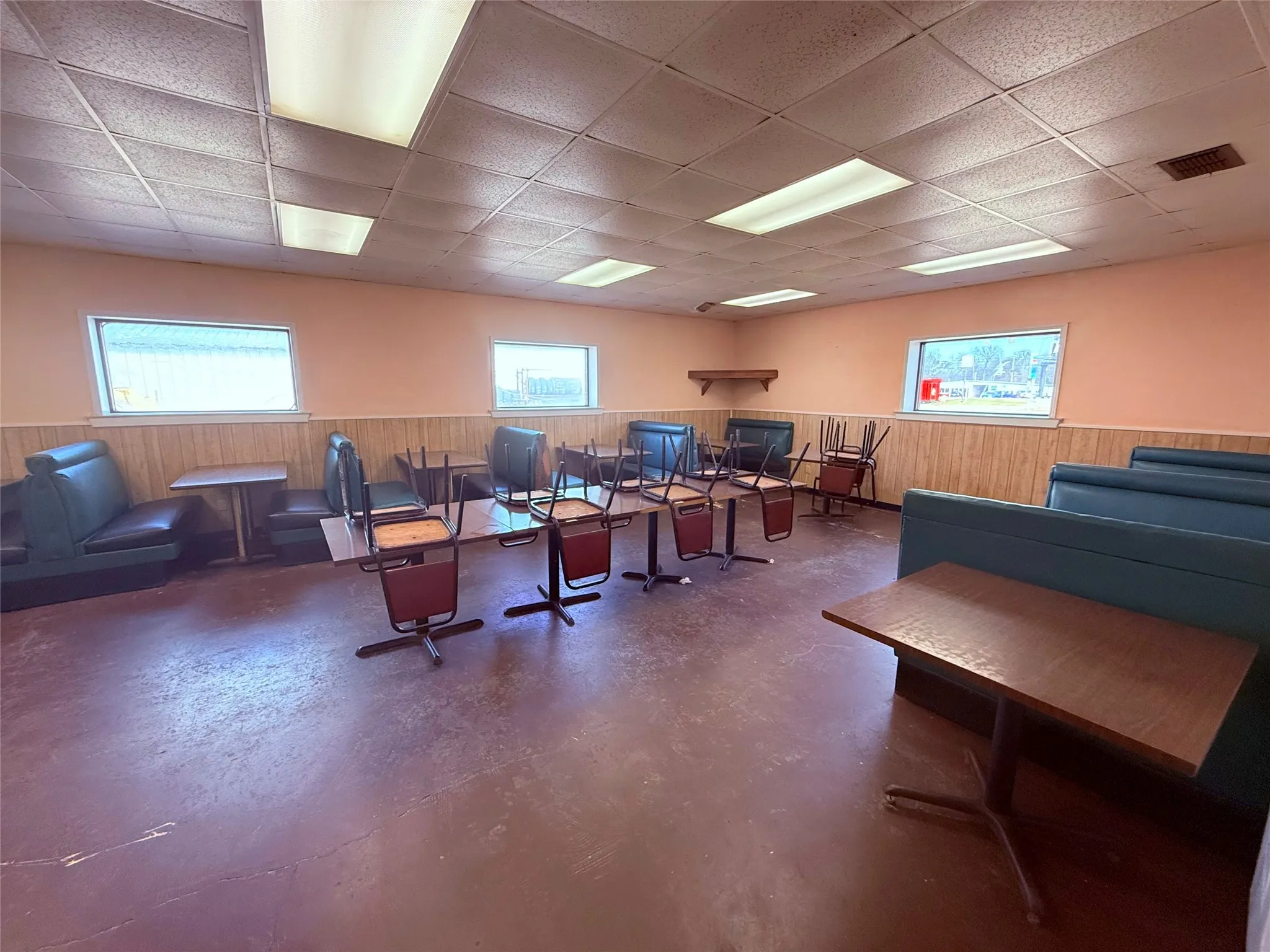Retail For Sale in Wood County , 328 E Coke Road, Winnsboro, Texas 75494, 0, 0, Garage spaces, 0 Sqft, built in 1990, Preowned, mls#21195992, Real Estate Agent in Winnsboro, Homes For Sale in Wood county, Homes For Sale in Winnsboro, Realtor in Winnsboro Texas, Real Estate Brokerage Independent Realty Texas, Luminita Cordes Realtor