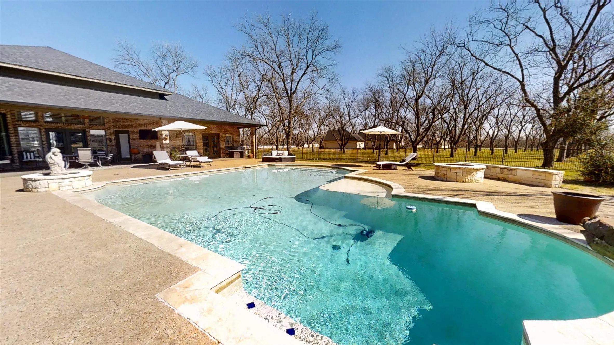Single Family Residence For Sale in Hood County , 8810 S Hampton Drive, Granbury, Texas 76049, 3 Bedroom, 3 Bathroom, 3 Garage spaces, 2,768 Sqft, built in 2001, Preowned, mls#21181714, Real Estate Agent in Granbury, Homes For Sale in Hood county, Homes For Sale in Granbury, Realtor in Granbury Texas, Real Estate Brokerage Independent Realty Texas, Luminita Cordes Realtor