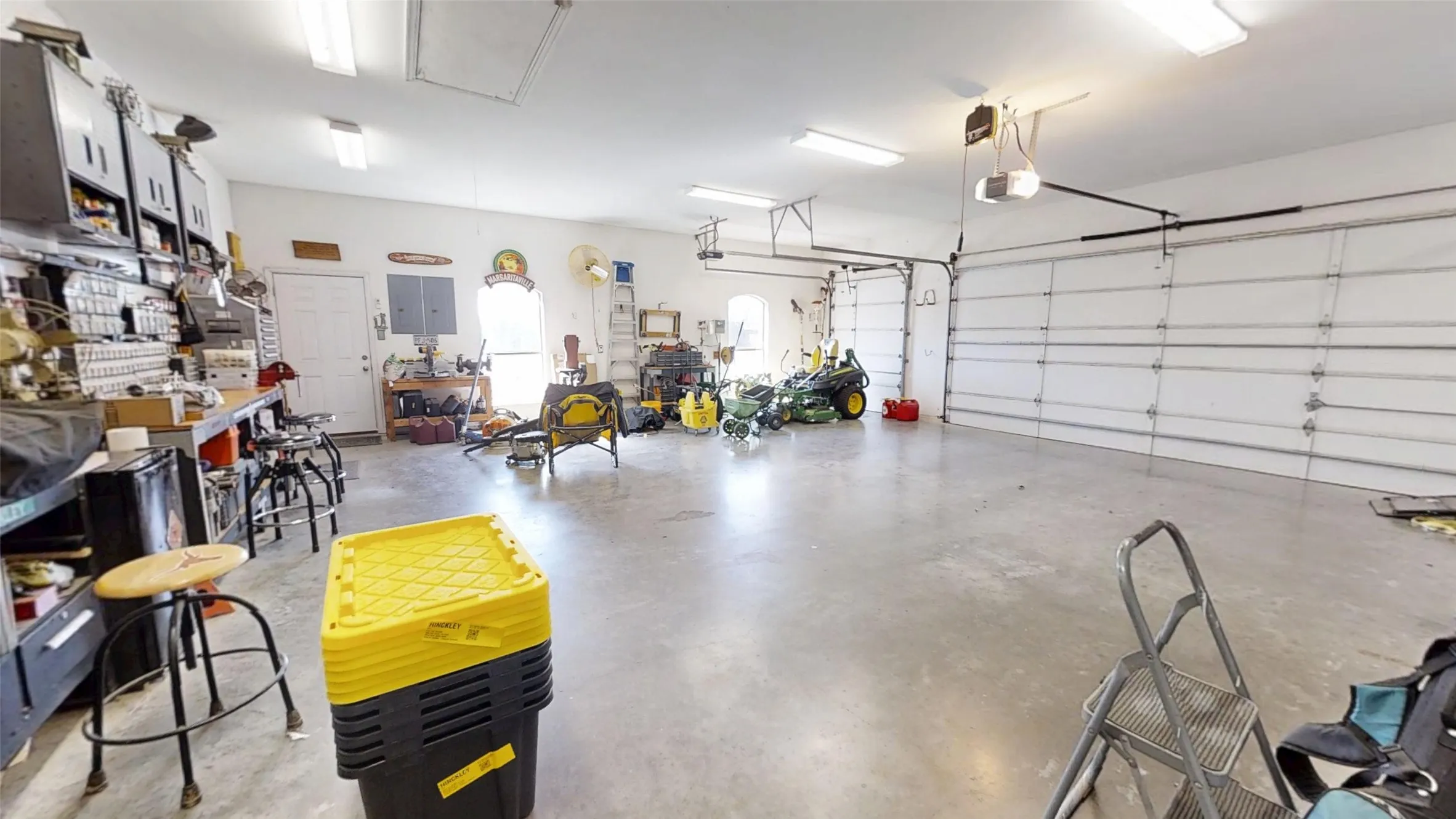 Single Family Residence For Sale in Hood County , 8810 S Hampton Drive, Granbury, Texas 76049, 3 Bedroom, 3 Bathroom, 3 Garage spaces, 2,768 Sqft, built in 2001, Preowned, mls#21181714, Real Estate Agent in Granbury, Homes For Sale in Hood county, Homes For Sale in Granbury, Realtor in Granbury Texas, Real Estate Brokerage Independent Realty Texas, Luminita Cordes Realtor