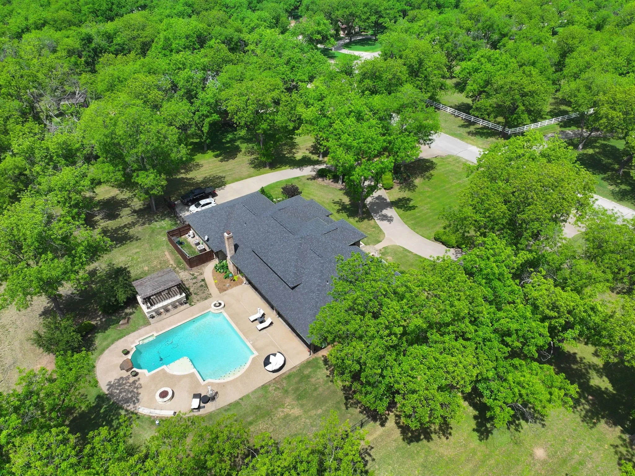 Single Family Residence For Sale in Hood County , 8810 S Hampton Drive, Granbury, Texas 76049, 3 Bedroom, 3 Bathroom, 3 Garage spaces, 2,768 Sqft, built in 2001, Preowned, mls#21181714, Real Estate Agent in Granbury, Homes For Sale in Hood county, Homes For Sale in Granbury, Realtor in Granbury Texas, Real Estate Brokerage Independent Realty Texas, Luminita Cordes Realtor