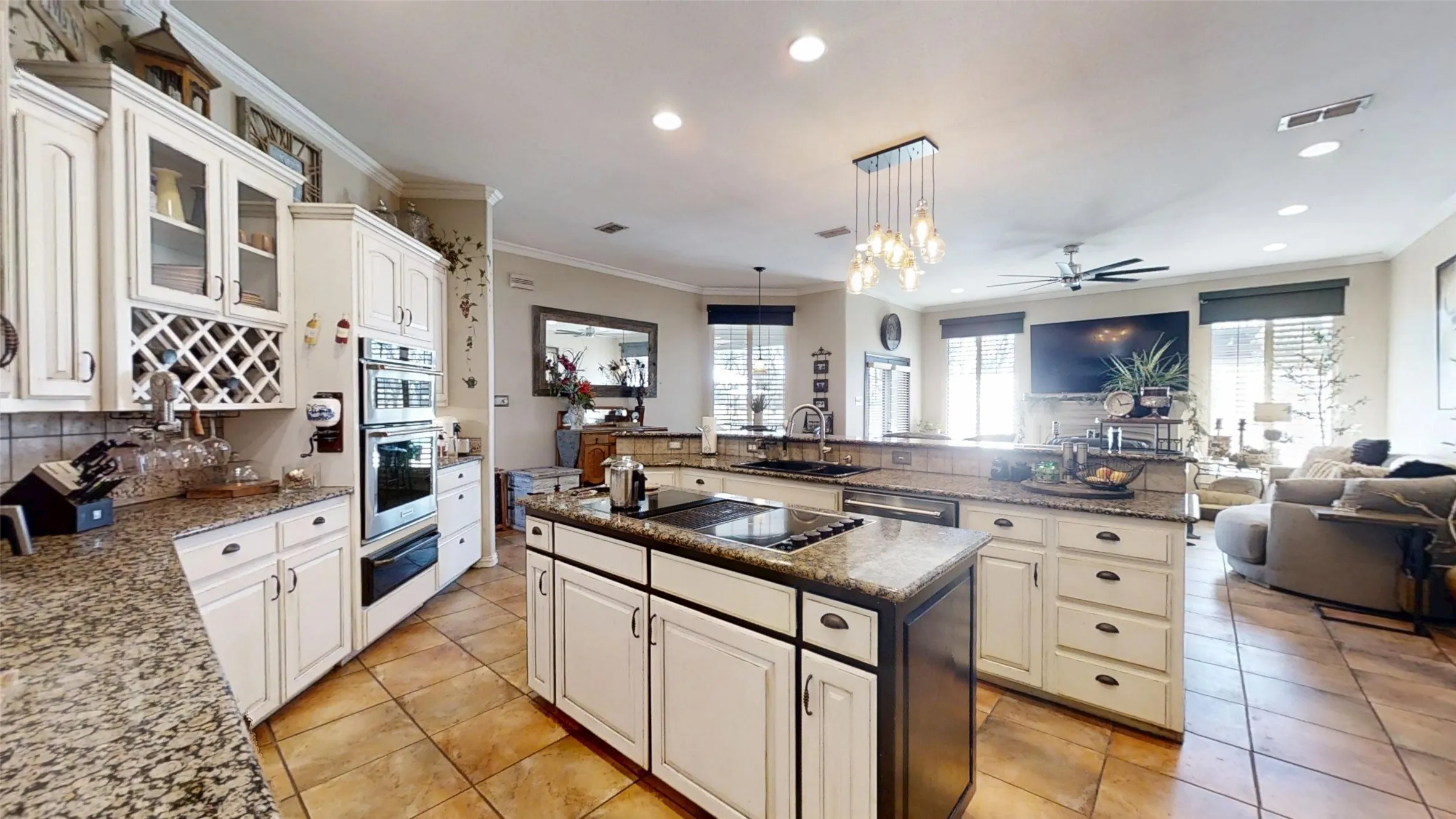 Single Family Residence For Sale in Hood County , 8810 S Hampton Drive, Granbury, Texas 76049, 3 Bedroom, 3 Bathroom, 3 Garage spaces, 2,768 Sqft, built in 2001, Preowned, mls#21181714, Real Estate Agent in Granbury, Homes For Sale in Hood county, Homes For Sale in Granbury, Realtor in Granbury Texas, Real Estate Brokerage Independent Realty Texas, Luminita Cordes Realtor