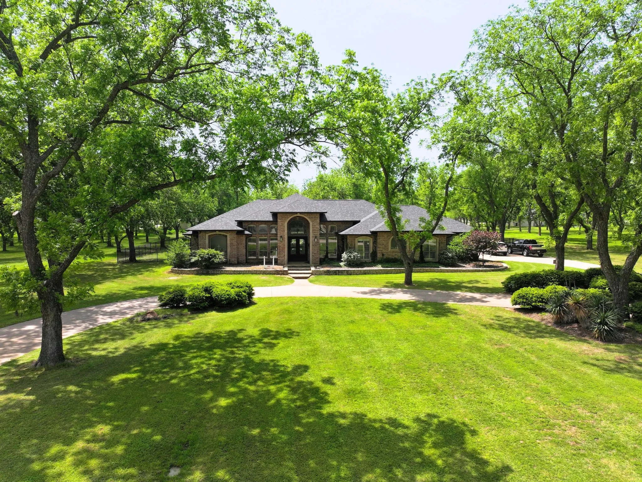 Single Family Residence For Sale in Hood County , 8810 S Hampton Drive, Granbury, Texas 76049, 3 Bedroom, 3 Bathroom, 3 Garage spaces, 2,768 Sqft, built in 2001, Preowned, mls#21181714, Real Estate Agent in Granbury, Homes For Sale in Hood county, Homes For Sale in Granbury, Realtor in Granbury Texas, Real Estate Brokerage Independent Realty Texas, Luminita Cordes Realtor