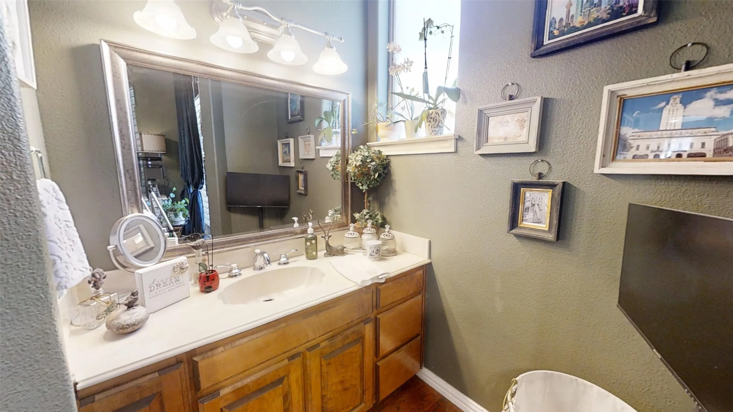 Single Family Residence For Sale in Hood County , 8810 S Hampton Drive, Granbury, Texas 76049, 3 Bedroom, 3 Bathroom, 3 Garage spaces, 2,768 Sqft, built in 2001, Preowned, mls#21181714, Real Estate Agent in Granbury, Homes For Sale in Hood county, Homes For Sale in Granbury, Realtor in Granbury Texas, Real Estate Brokerage Independent Realty Texas, Luminita Cordes Realtor