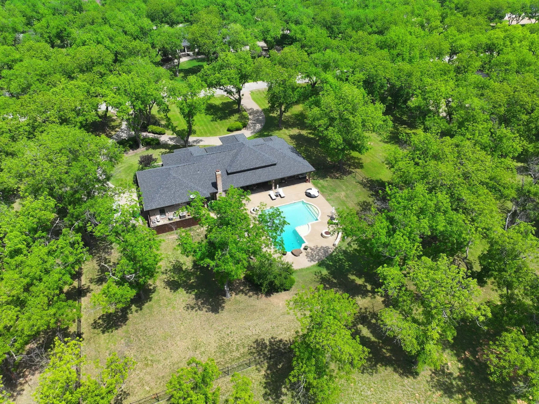 Single Family Residence For Sale in Hood County , 8810 S Hampton Drive, Granbury, Texas 76049, 3 Bedroom, 3 Bathroom, 3 Garage spaces, 2,768 Sqft, built in 2001, Preowned, mls#21181714, Real Estate Agent in Granbury, Homes For Sale in Hood county, Homes For Sale in Granbury, Realtor in Granbury Texas, Real Estate Brokerage Independent Realty Texas, Luminita Cordes Realtor