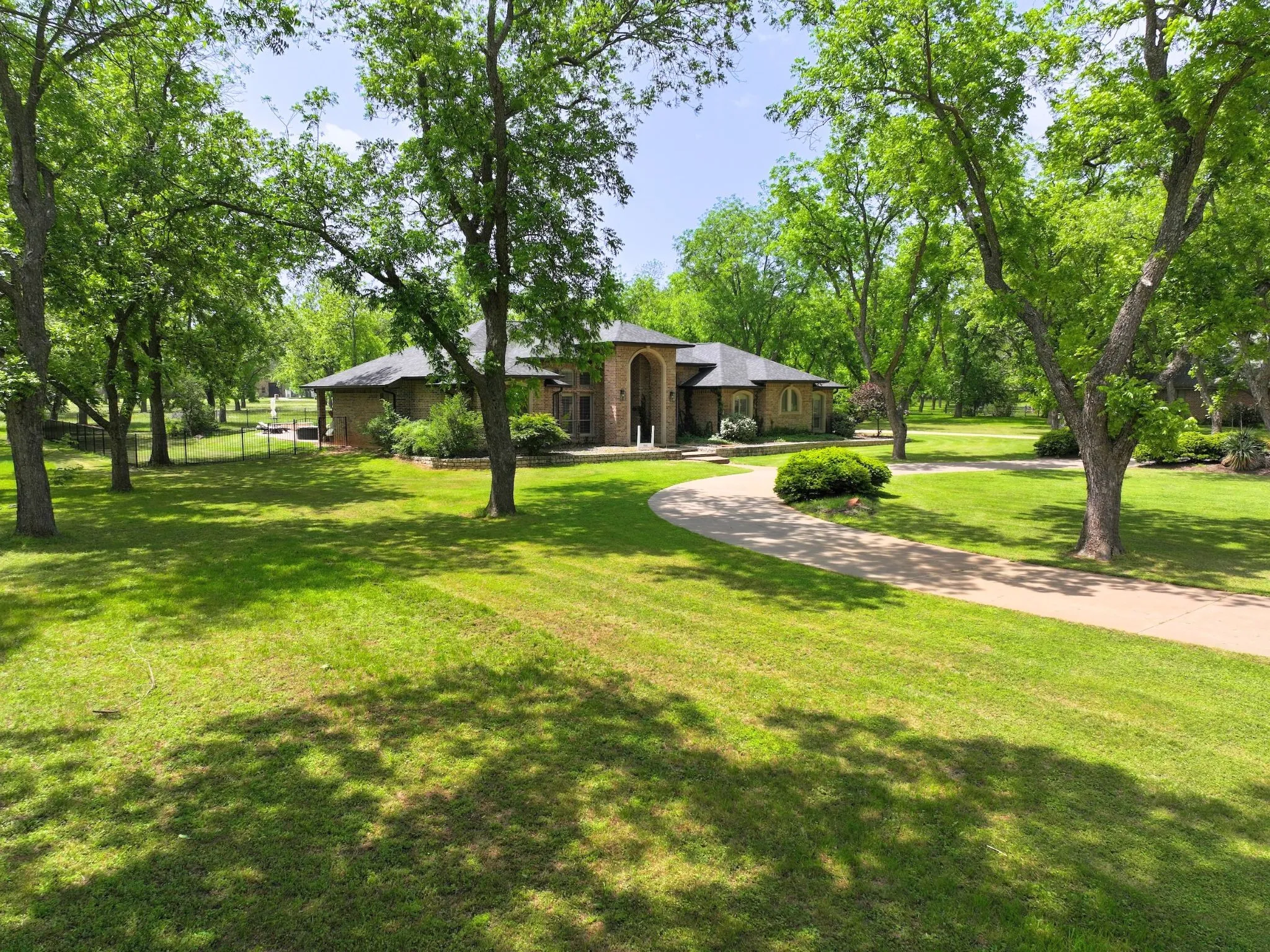 Single Family Residence For Sale in Hood County , 8810 S Hampton Drive, Granbury, Texas 76049, 3 Bedroom, 3 Bathroom, 3 Garage spaces, 2,768 Sqft, built in 2001, Preowned, mls#21181714, Real Estate Agent in Granbury, Homes For Sale in Hood county, Homes For Sale in Granbury, Realtor in Granbury Texas, Real Estate Brokerage Independent Realty Texas, Luminita Cordes Realtor