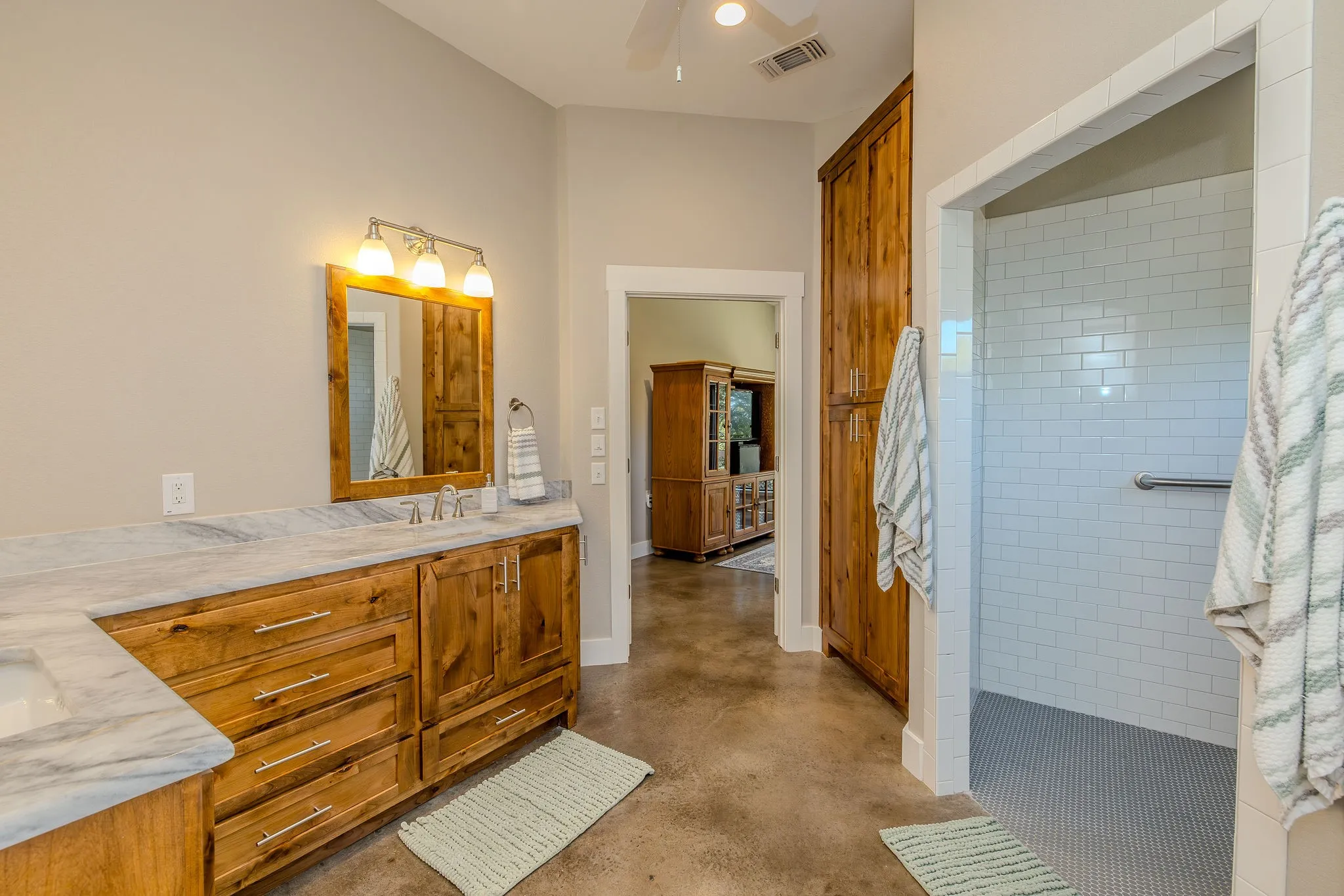 Single Family Residence For Sale in Palo Pinto County , 1080 Enchanted Rock Court, Graford, Texas 76449, 3 Bedroom, 3 Bathroom, 3 Garage spaces, 3,403 Sqft, built in 2019, Preowned, mls#21195677, Real Estate Agent in Graford, Homes For Sale in Palo Pinto county, Homes For Sale in Graford, Realtor in Graford Texas, Real Estate Brokerage Independent Realty Texas, Luminita Cordes Realtor