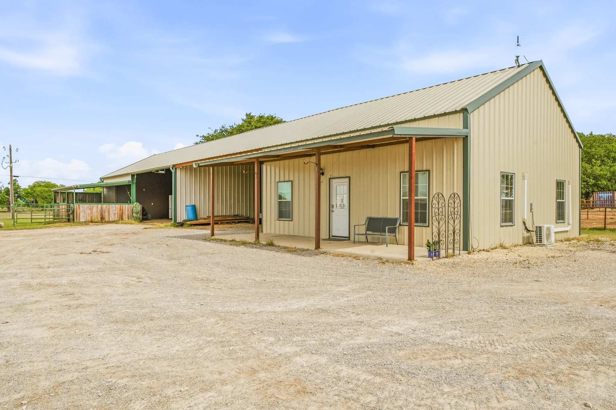 Single Family Residence For Sale in Erath County , 6363 E Fm 1188, Bluff Dale, Texas 76433, 3 Bedroom, 3 Bathroom, 2 Garage spaces, 2,287 Sqft, built in 2002, mls#21191248, Real Estate Agent in Bluff Dale, Homes For Sale in Erath county, Homes For Sale in Bluff Dale, Realtor in Bluff Dale Texas, Real Estate Brokerage Independent Realty Texas, Luminita Cordes Realtor
