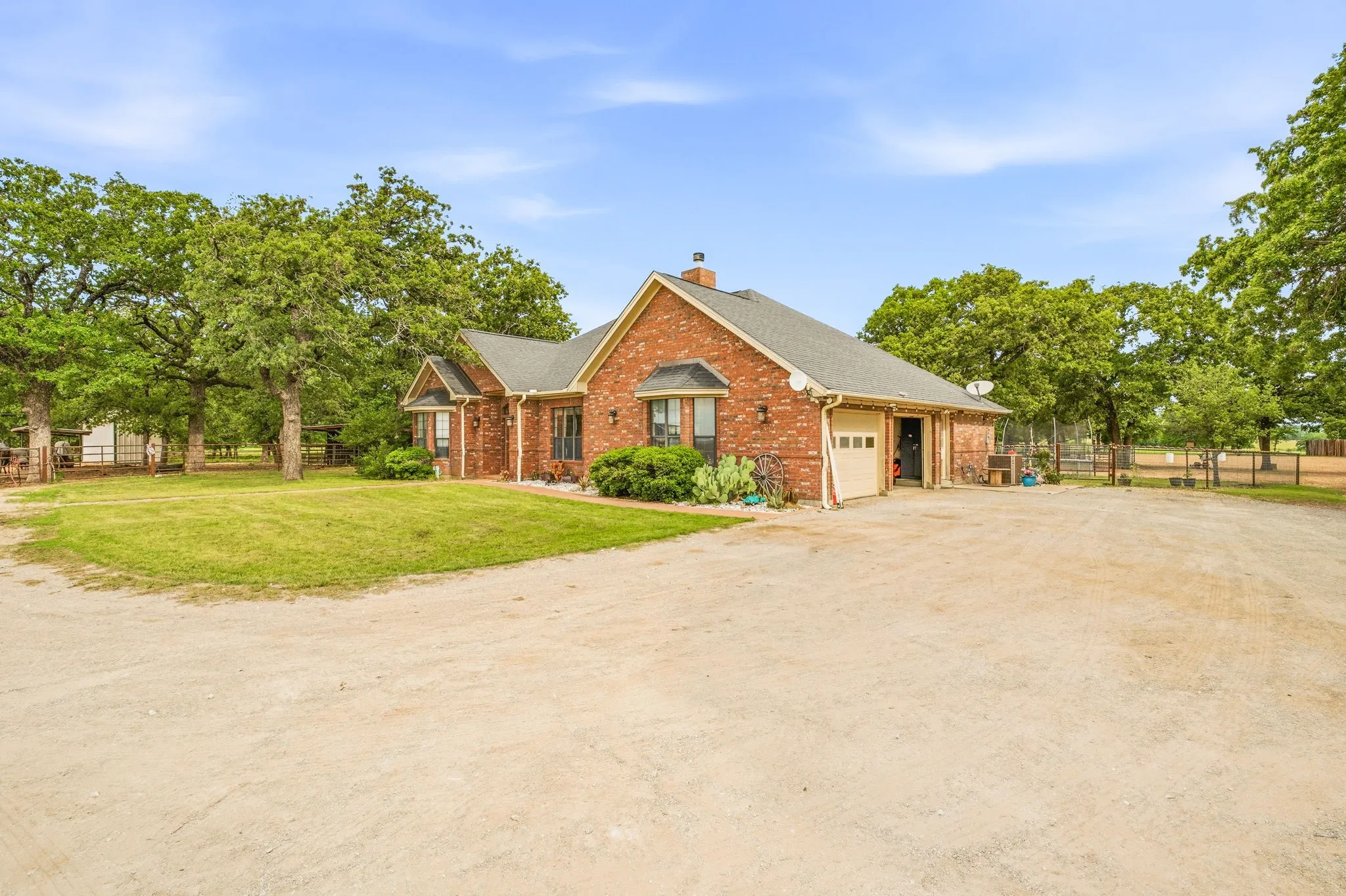 Single Family Residence For Sale in Erath County , 6363 E Fm 1188, Bluff Dale, Texas 76433, 3 Bedroom, 3 Bathroom, 2 Garage spaces, 2,287 Sqft, built in 2002, mls#21191248, Real Estate Agent in Bluff Dale, Homes For Sale in Erath county, Homes For Sale in Bluff Dale, Realtor in Bluff Dale Texas, Real Estate Brokerage Independent Realty Texas, Luminita Cordes Realtor