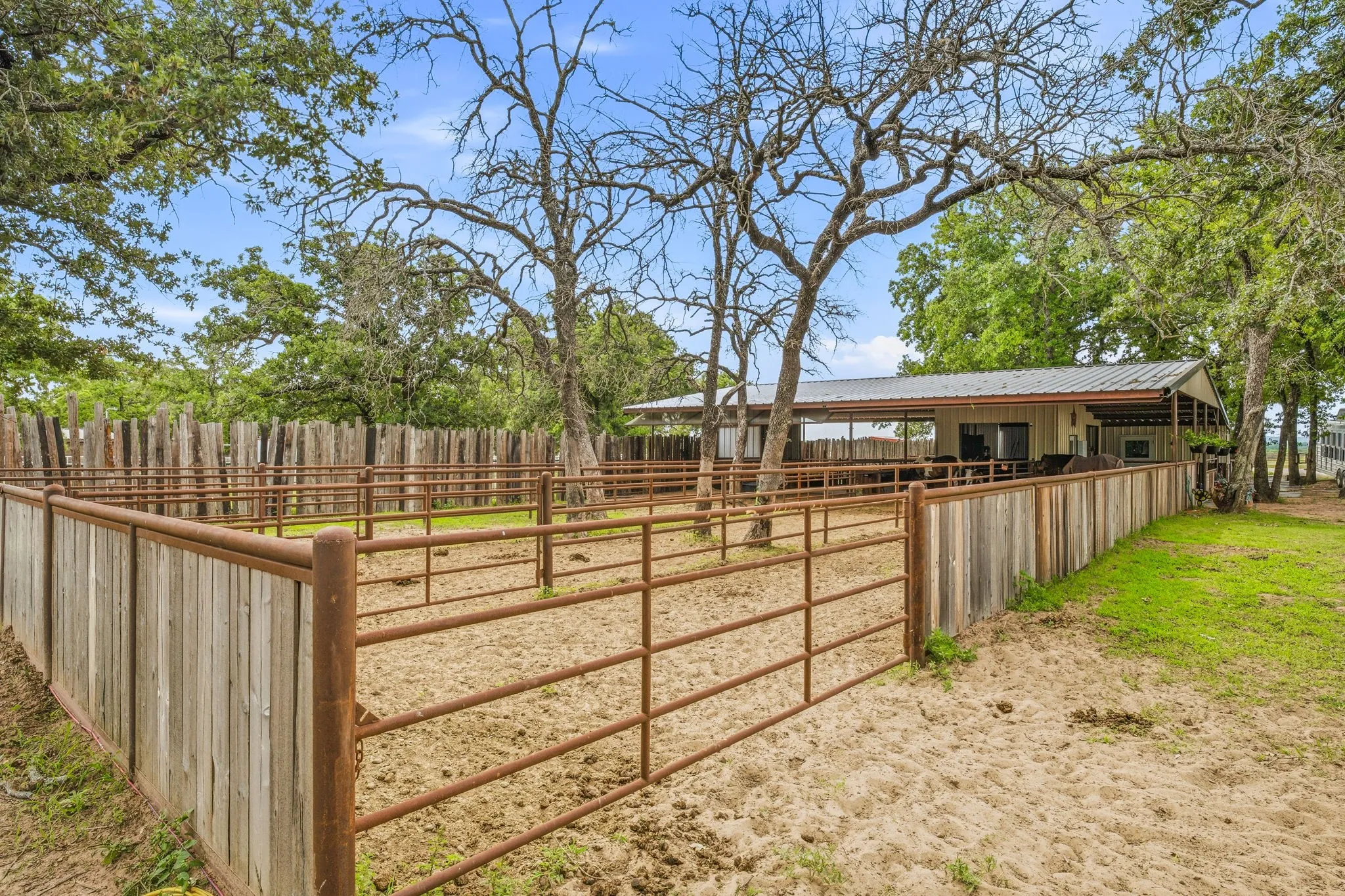 Single Family Residence For Sale in Erath County , 6363 E Fm 1188, Bluff Dale, Texas 76433, 3 Bedroom, 3 Bathroom, 2 Garage spaces, 2,287 Sqft, built in 2002, mls#21191248, Real Estate Agent in Bluff Dale, Homes For Sale in Erath county, Homes For Sale in Bluff Dale, Realtor in Bluff Dale Texas, Real Estate Brokerage Independent Realty Texas, Luminita Cordes Realtor