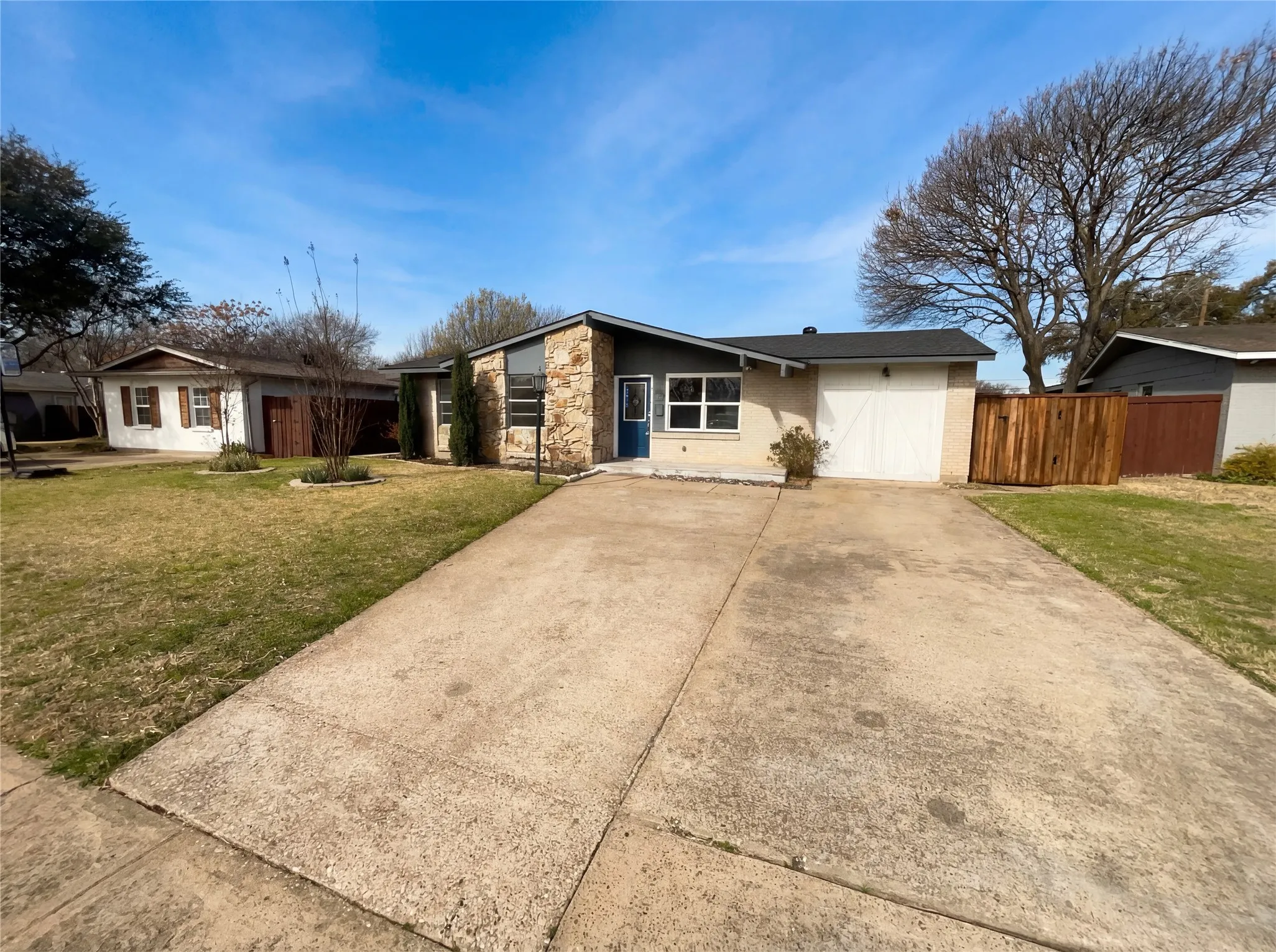 Single Family Residence For Sale in Dallas County , 8541 Strathmore Drive, Dallas, Texas 75238, 3 Bedroom, 3 Bathroom, Garage spaces, 1,381 Sqft, built in 1963, Preowned, mls#21196466, Real Estate Agent in Dallas, Homes For Sale in Dallas county, Homes For Sale in Dallas, Realtor in Dallas Texas, Real Estate Brokerage Independent Realty Texas, Luminita Cordes Realtor