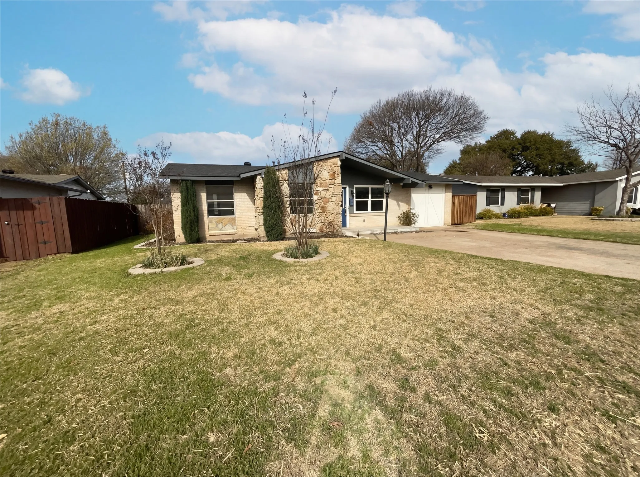 Single Family Residence For Sale in Dallas County , 8541 Strathmore Drive, Dallas, Texas 75238, 3 Bedroom, 3 Bathroom, Garage spaces, 1,381 Sqft, built in 1963, Preowned, mls#21196466, Real Estate Agent in Dallas, Homes For Sale in Dallas county, Homes For Sale in Dallas, Realtor in Dallas Texas, Real Estate Brokerage Independent Realty Texas, Luminita Cordes Realtor