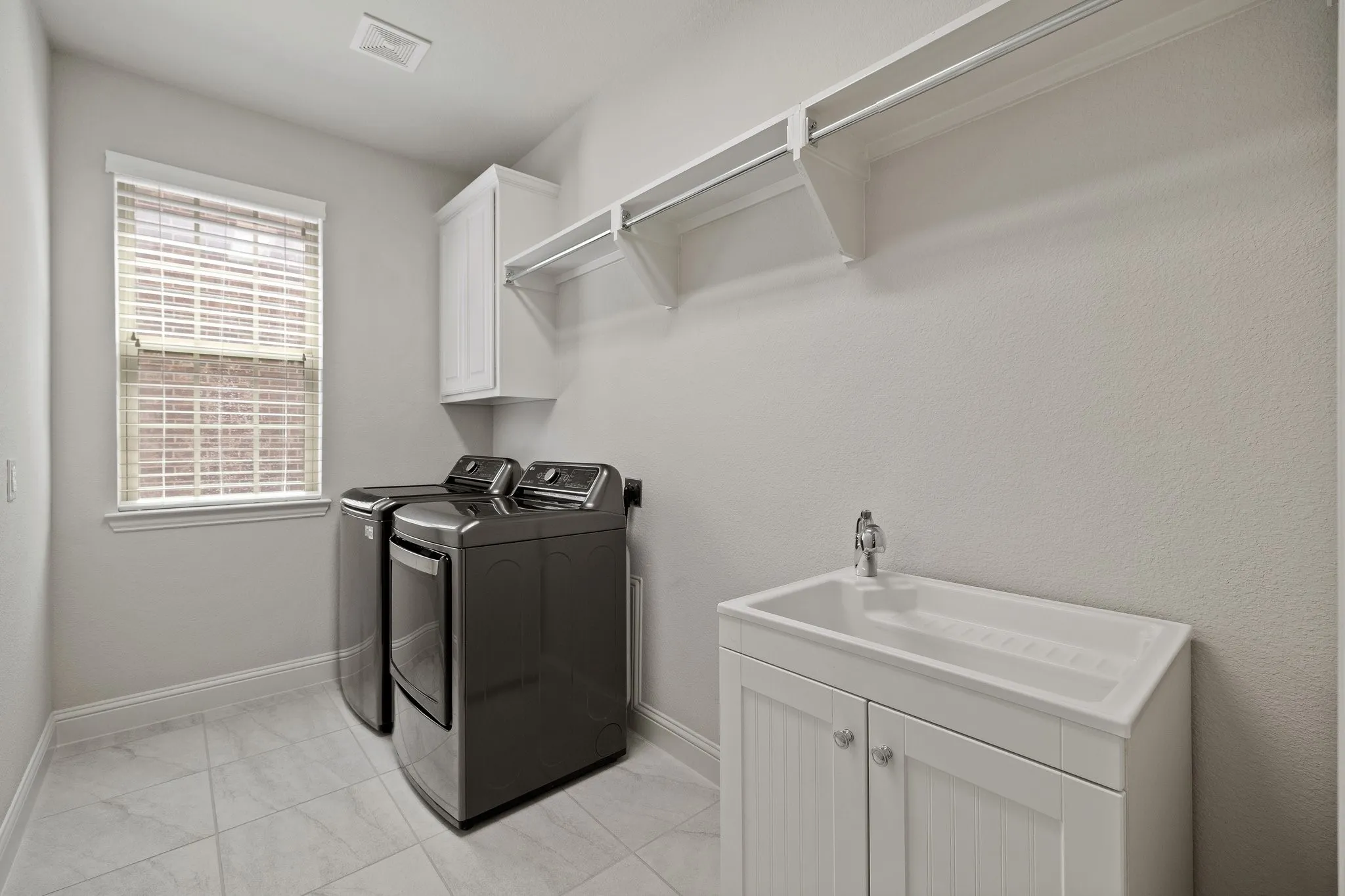 Single Family Residence For Sale in Denton County , 409 Palamedes Street, Lewisville, Texas 75056, 4 Bedroom, 4 Bathroom, 2 Garage spaces, 3,165 Sqft, built in 2016, Preowned, mls#21191938, Real Estate Agent in Lewisville, Homes For Sale in Denton county, Homes For Sale in Lewisville, Realtor in Lewisville Texas, Real Estate Brokerage Independent Realty Texas, Luminita Cordes Realtor