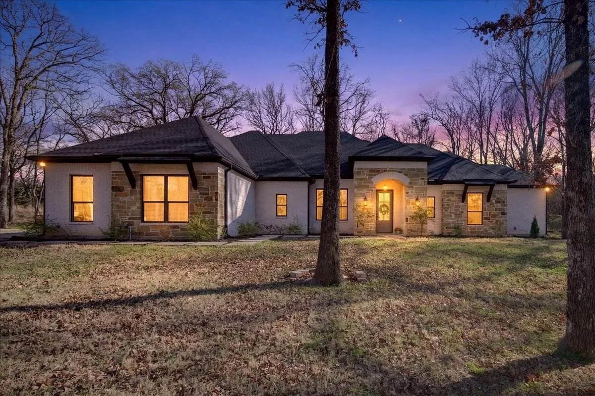 Single Family Residence For Sale in Kaufman County , 107 Oakbend Trail, Mabank, Texas 75147, 4 Bedroom, 3 Bathroom, 3 Garage spaces, 2,516 Sqft, built in 2022, Preowned, mls#21196171, Real Estate Agent in Mabank, Homes For Sale in Kaufman county, Homes For Sale in Mabank, Realtor in Mabank Texas, Real Estate Brokerage Independent Realty Texas, Luminita Cordes Realtor
