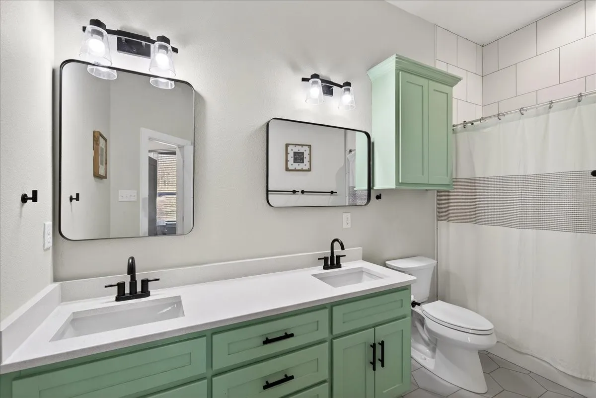 Single Family Residence For Sale in Kaufman County , 107 Oakbend Trail, Mabank, Texas 75147, 4 Bedroom, 3 Bathroom, 3 Garage spaces, 2,516 Sqft, built in 2022, Preowned, mls#21196171, Real Estate Agent in Mabank, Homes For Sale in Kaufman county, Homes For Sale in Mabank, Realtor in Mabank Texas, Real Estate Brokerage Independent Realty Texas, Luminita Cordes Realtor