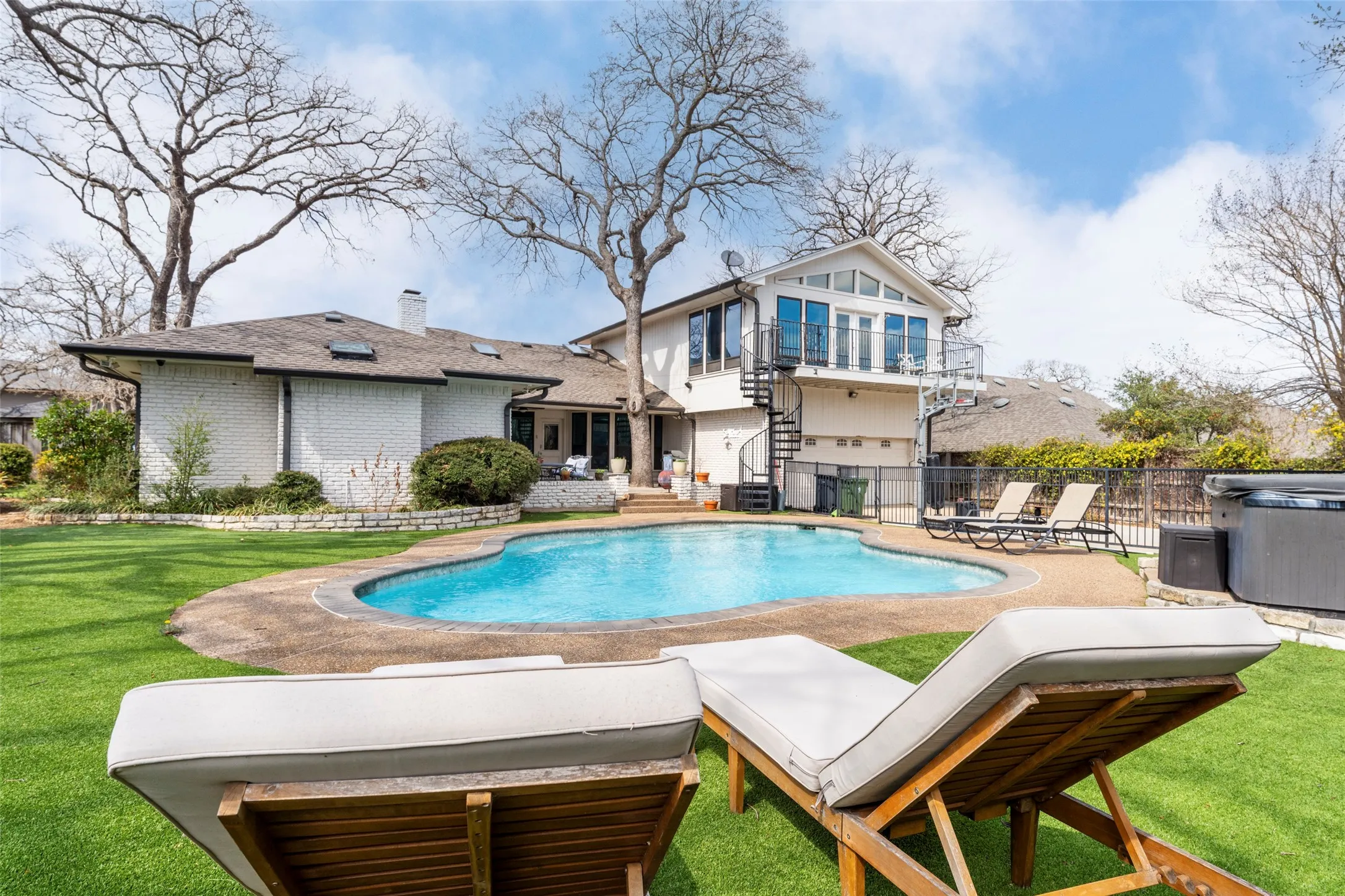 Single Family Residence For Sale in Tarrant County , 1509 Riverview Drive, Arlington, Texas 76012, 4 Bedroom, 4 Bathroom, 2 Garage spaces, 3,429 Sqft, built in 1976, Preowned, Price $650,000, mls#21196657, Real Estate Agent in Arlington, Homes For Sale in Tarrant county, Homes For Sale in Arlington, Realtor in Arlington Texas, Real Estate Brokerage Independent Realty Texas, Luminita Cordes Realtor