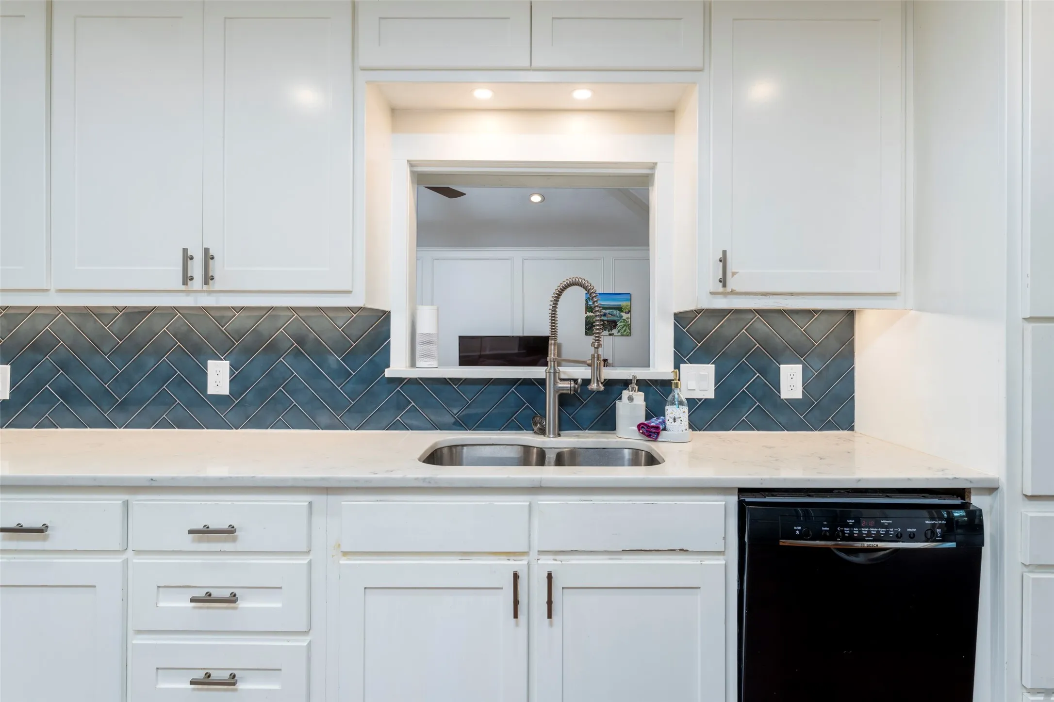 Single Family Residence For Sale in Tarrant County , 1509 Riverview Drive, Arlington, Texas 76012, 4 Bedroom, 4 Bathroom, 2 Garage spaces, 3,429 Sqft, built in 1976, Preowned, Price $650,000, mls#21196657, Real Estate Agent in Arlington, Homes For Sale in Tarrant county, Homes For Sale in Arlington, Realtor in Arlington Texas, Real Estate Brokerage Independent Realty Texas, Luminita Cordes Realtor