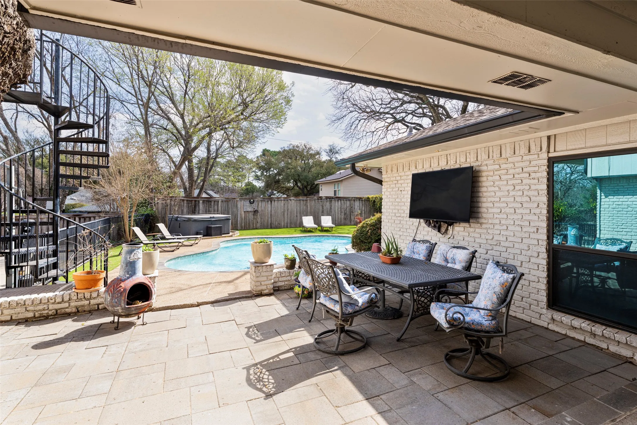 Single Family Residence For Sale in Tarrant County , 1509 Riverview Drive, Arlington, Texas 76012, 4 Bedroom, 4 Bathroom, 2 Garage spaces, 3,429 Sqft, built in 1976, Preowned, Price $650,000, mls#21196657, Real Estate Agent in Arlington, Homes For Sale in Tarrant county, Homes For Sale in Arlington, Realtor in Arlington Texas, Real Estate Brokerage Independent Realty Texas, Luminita Cordes Realtor
