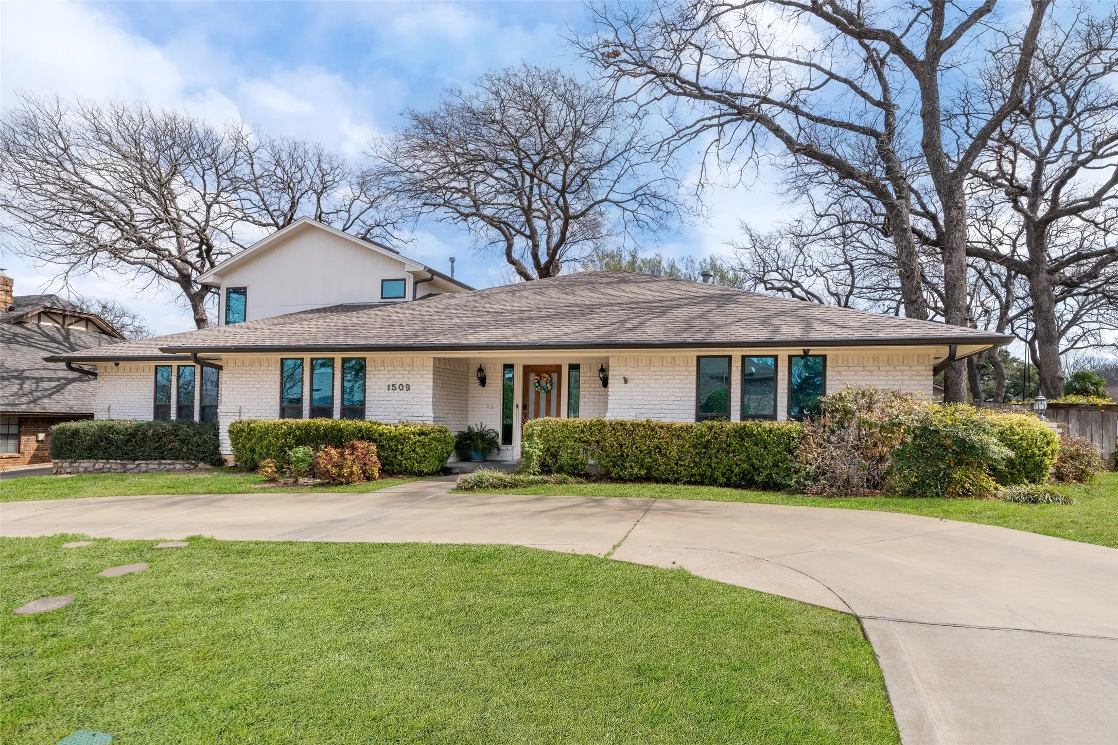 Single Family Residence For Sale in Tarrant County , 1509 Riverview Drive, Arlington, Texas 76012, 4 Bedroom, 4 Bathroom, 2 Garage spaces, 3,429 Sqft, built in 1976, Preowned, Price $650,000, mls#21196657, Real Estate Agent in Arlington, Homes For Sale in Tarrant county, Homes For Sale in Arlington, Realtor in Arlington Texas, Real Estate Brokerage Independent Realty Texas, Luminita Cordes Realtor