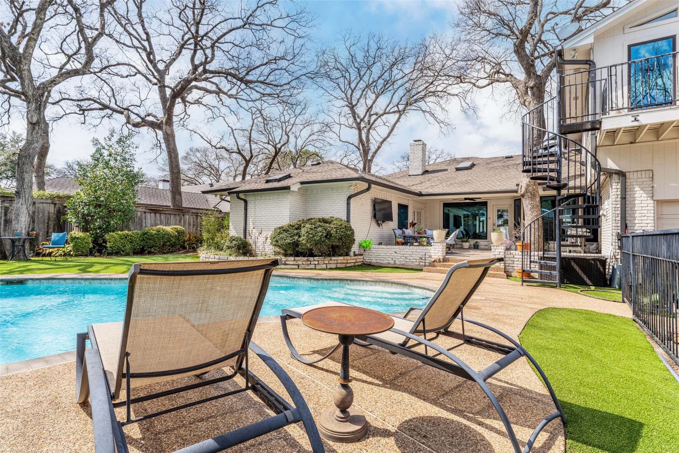 Single Family Residence For Sale in Tarrant County , 1509 Riverview Drive, Arlington, Texas 76012, 4 Bedroom, 4 Bathroom, 2 Garage spaces, 3,429 Sqft, built in 1976, Preowned, Price $650,000, mls#21196657, Real Estate Agent in Arlington, Homes For Sale in Tarrant county, Homes For Sale in Arlington, Realtor in Arlington Texas, Real Estate Brokerage Independent Realty Texas, Luminita Cordes Realtor
