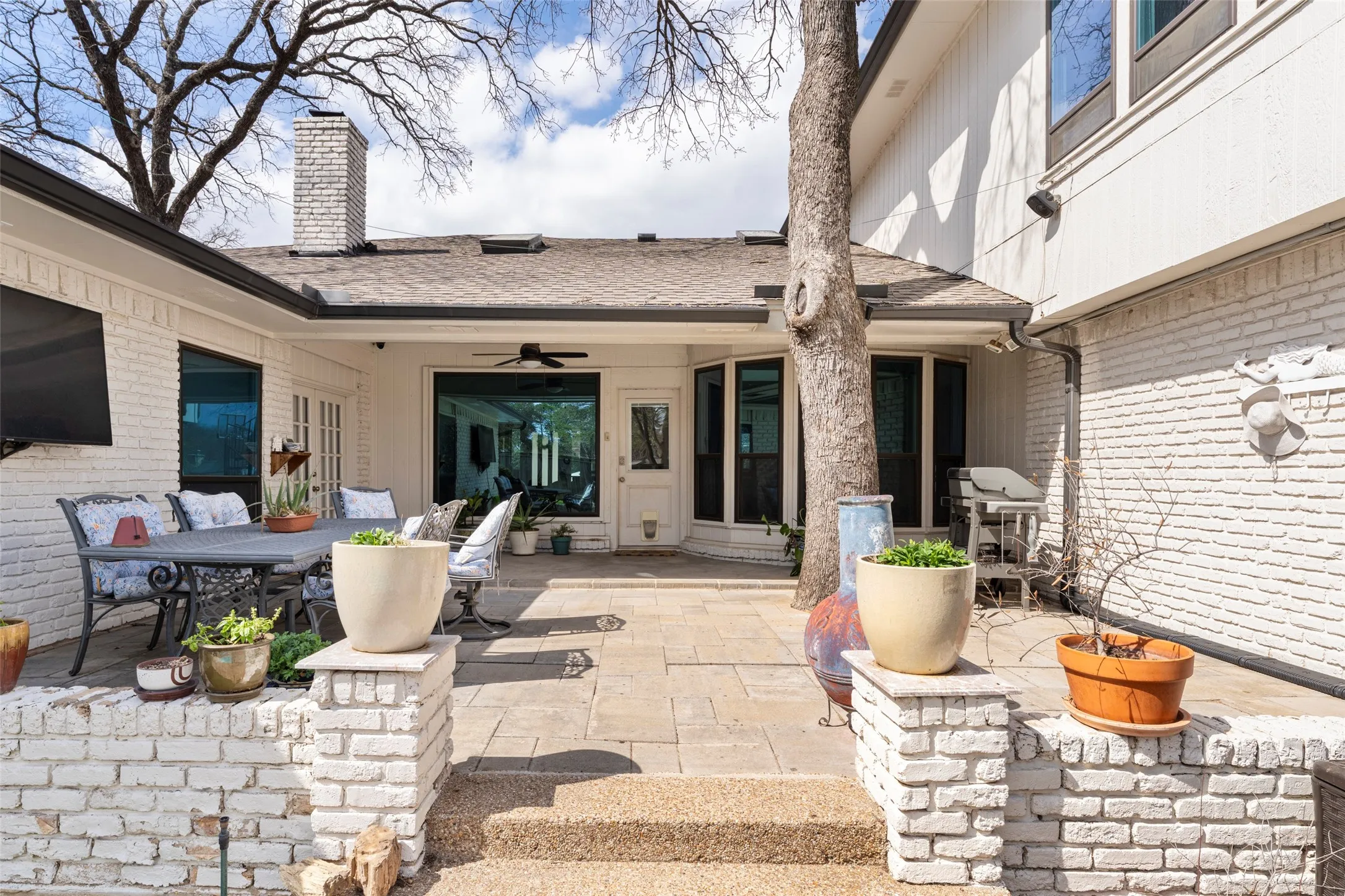 Single Family Residence For Sale in Tarrant County , 1509 Riverview Drive, Arlington, Texas 76012, 4 Bedroom, 4 Bathroom, 2 Garage spaces, 3,429 Sqft, built in 1976, Preowned, Price $650,000, mls#21196657, Real Estate Agent in Arlington, Homes For Sale in Tarrant county, Homes For Sale in Arlington, Realtor in Arlington Texas, Real Estate Brokerage Independent Realty Texas, Luminita Cordes Realtor