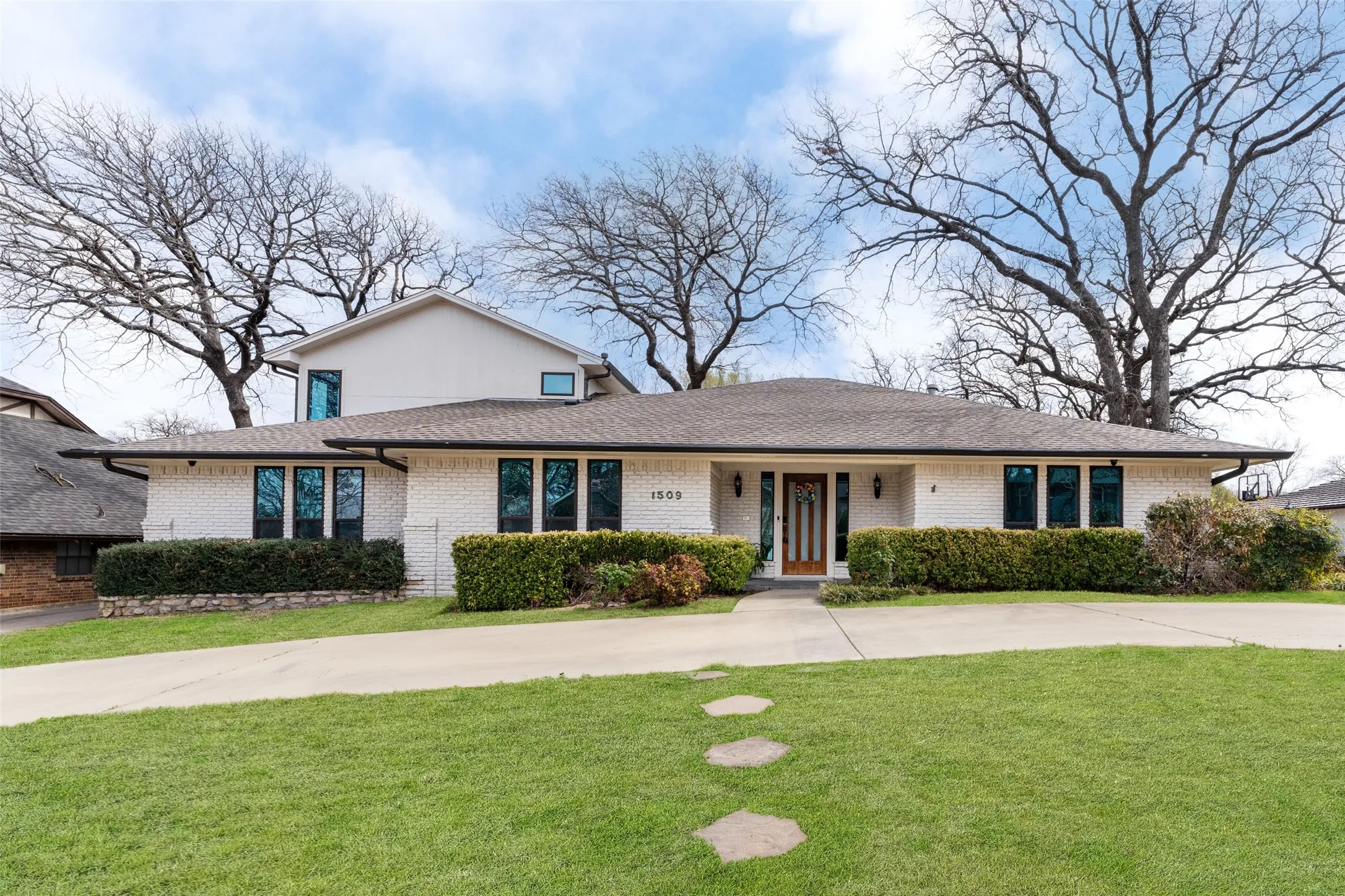 Single Family Residence For Sale in Tarrant County , 1509 Riverview Drive, Arlington, Texas 76012, 4 Bedroom, 4 Bathroom, 2 Garage spaces, 3,429 Sqft, built in 1976, Preowned, Price $650,000, mls#21196657, Real Estate Agent in Arlington, Homes For Sale in Tarrant county, Homes For Sale in Arlington, Realtor in Arlington Texas, Real Estate Brokerage Independent Realty Texas, Luminita Cordes Realtor