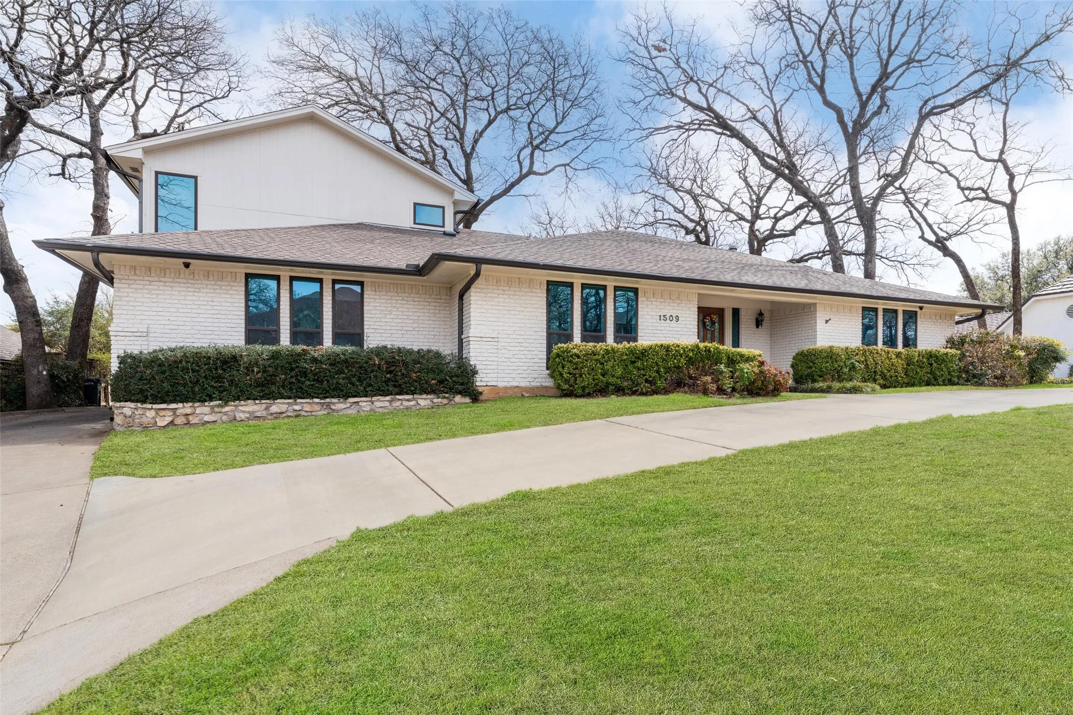 Single Family Residence For Sale in Tarrant County , 1509 Riverview Drive, Arlington, Texas 76012, 4 Bedroom, 4 Bathroom, 2 Garage spaces, 3,429 Sqft, built in 1976, Preowned, Price $650,000, mls#21196657, Real Estate Agent in Arlington, Homes For Sale in Tarrant county, Homes For Sale in Arlington, Realtor in Arlington Texas, Real Estate Brokerage Independent Realty Texas, Luminita Cordes Realtor
