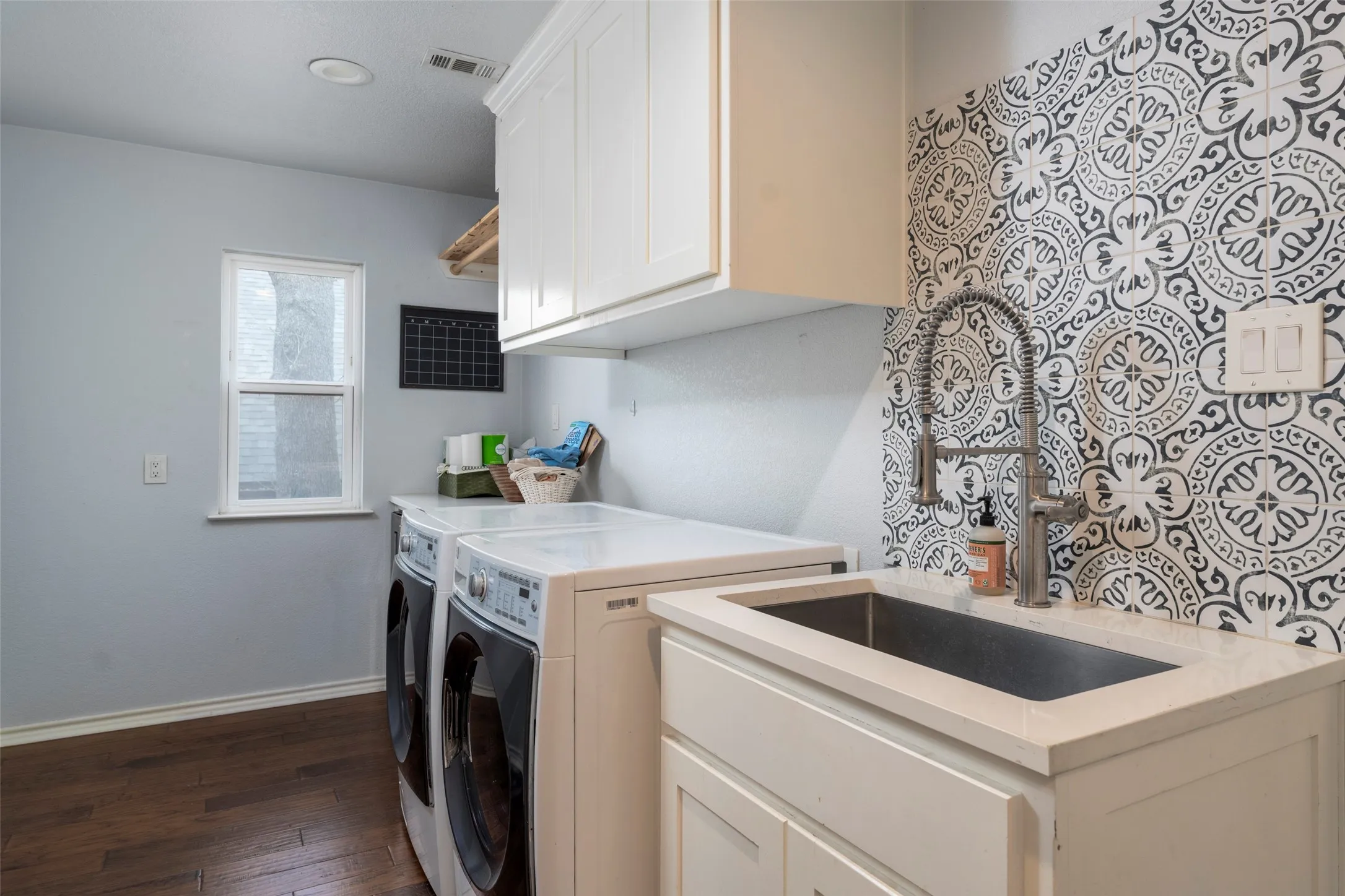 Single Family Residence For Sale in Tarrant County , 1509 Riverview Drive, Arlington, Texas 76012, 4 Bedroom, 4 Bathroom, 2 Garage spaces, 3,429 Sqft, built in 1976, Preowned, Price $650,000, mls#21196657, Real Estate Agent in Arlington, Homes For Sale in Tarrant county, Homes For Sale in Arlington, Realtor in Arlington Texas, Real Estate Brokerage Independent Realty Texas, Luminita Cordes Realtor