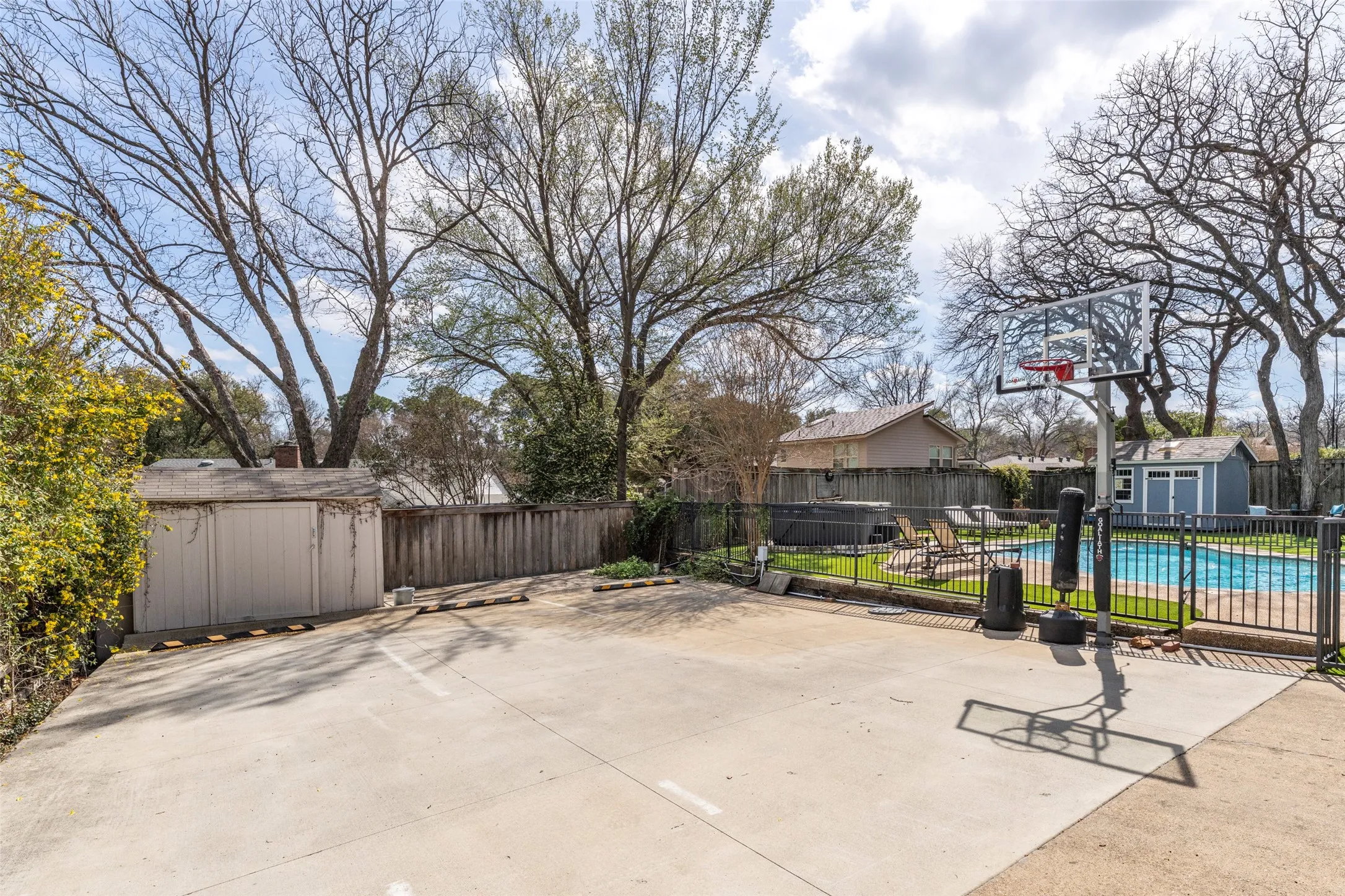Single Family Residence For Sale in Tarrant County , 1509 Riverview Drive, Arlington, Texas 76012, 4 Bedroom, 4 Bathroom, 2 Garage spaces, 3,429 Sqft, built in 1976, Preowned, Price $650,000, mls#21196657, Real Estate Agent in Arlington, Homes For Sale in Tarrant county, Homes For Sale in Arlington, Realtor in Arlington Texas, Real Estate Brokerage Independent Realty Texas, Luminita Cordes Realtor