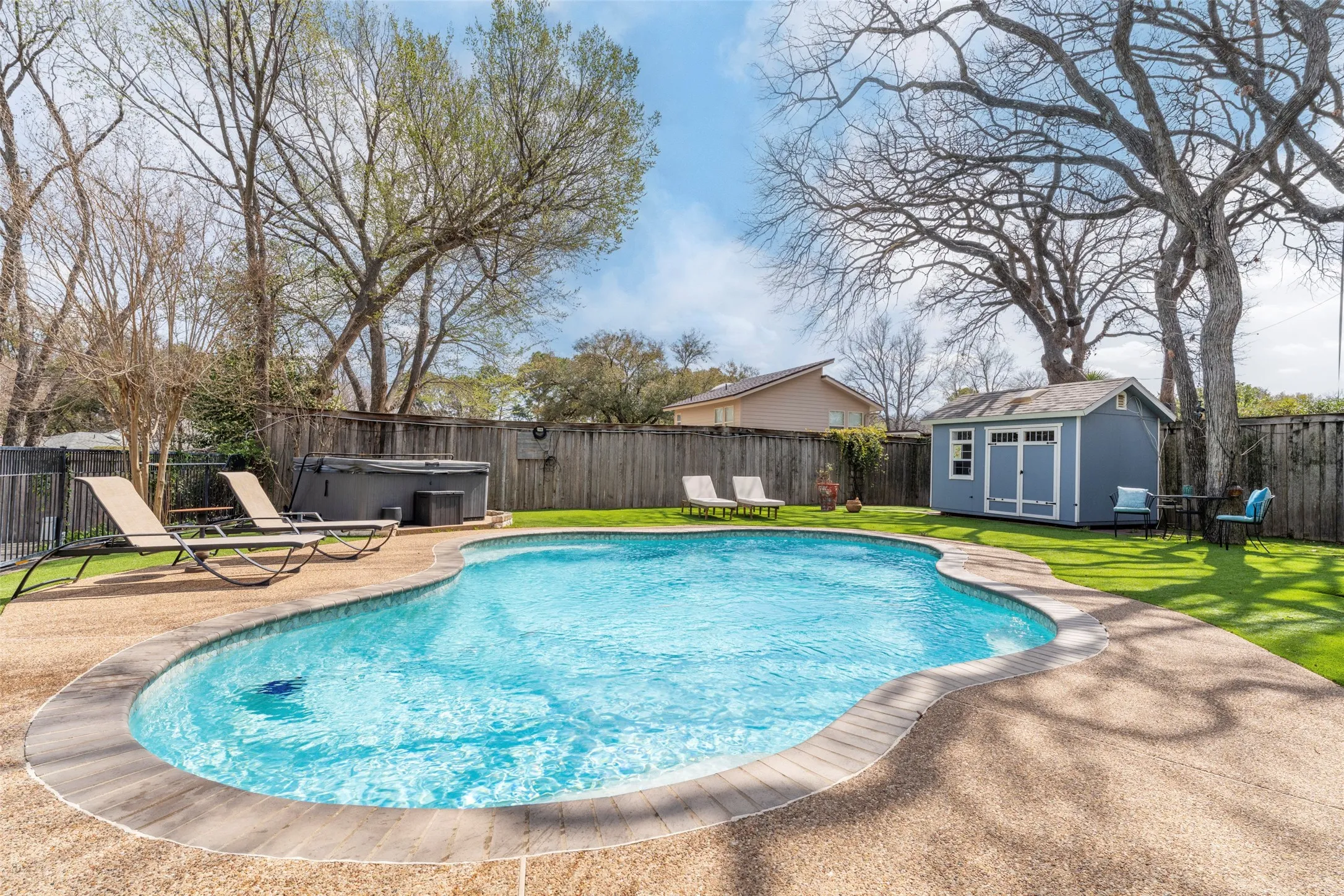 Single Family Residence For Sale in Tarrant County , 1509 Riverview Drive, Arlington, Texas 76012, 4 Bedroom, 4 Bathroom, 2 Garage spaces, 3,429 Sqft, built in 1976, Preowned, Price $650,000, mls#21196657, Real Estate Agent in Arlington, Homes For Sale in Tarrant county, Homes For Sale in Arlington, Realtor in Arlington Texas, Real Estate Brokerage Independent Realty Texas, Luminita Cordes Realtor