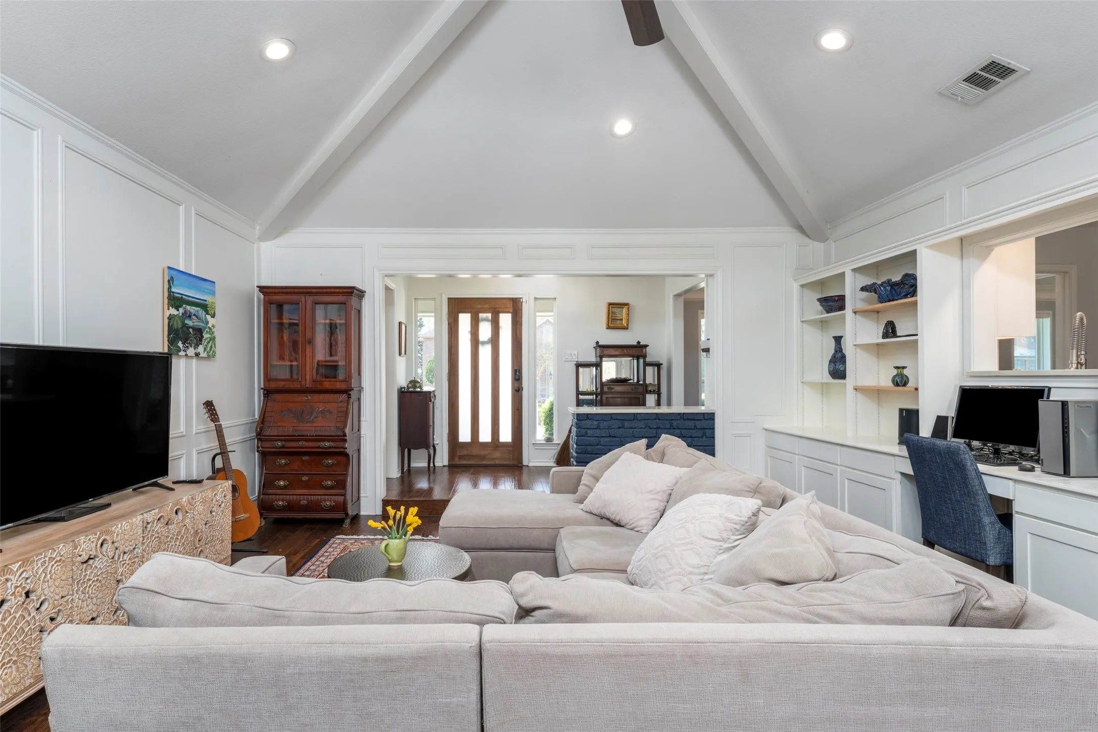 Single Family Residence For Sale in Tarrant County , 1509 Riverview Drive, Arlington, Texas 76012, 4 Bedroom, 4 Bathroom, 2 Garage spaces, 3,429 Sqft, built in 1976, Preowned, Price $650,000, mls#21196657, Real Estate Agent in Arlington, Homes For Sale in Tarrant county, Homes For Sale in Arlington, Realtor in Arlington Texas, Real Estate Brokerage Independent Realty Texas, Luminita Cordes Realtor