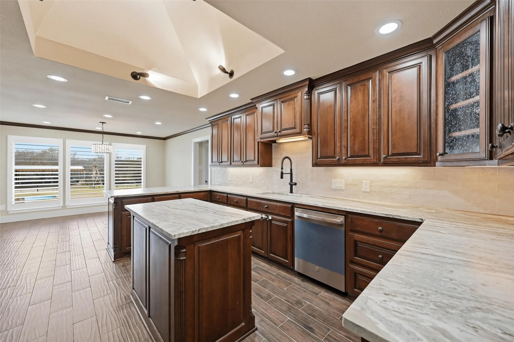 Single Family Residence For Sale in Tarrant County , 7401 Bent Trail, Mansfield, Texas 76063, 4 Bedroom, 3 Bathroom, Garage spaces, 3,490 Sqft, built in 1987, Preowned, mls#21196156, Real Estate Agent in Mansfield, Homes For Sale in Tarrant county, Homes For Sale in Mansfield, Realtor in Mansfield Texas, Real Estate Brokerage Independent Realty Texas, Luminita Cordes Realtor