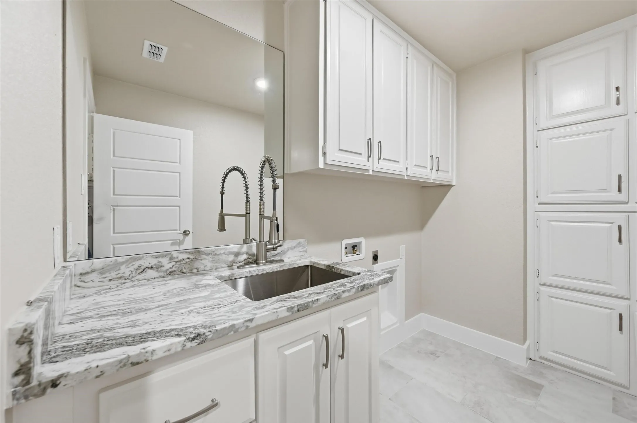 Single Family Residence For Sale in Tarrant County , 7401 Bent Trail, Mansfield, Texas 76063, 4 Bedroom, 3 Bathroom, Garage spaces, 3,490 Sqft, built in 1987, Preowned, mls#21196156, Real Estate Agent in Mansfield, Homes For Sale in Tarrant county, Homes For Sale in Mansfield, Realtor in Mansfield Texas, Real Estate Brokerage Independent Realty Texas, Luminita Cordes Realtor