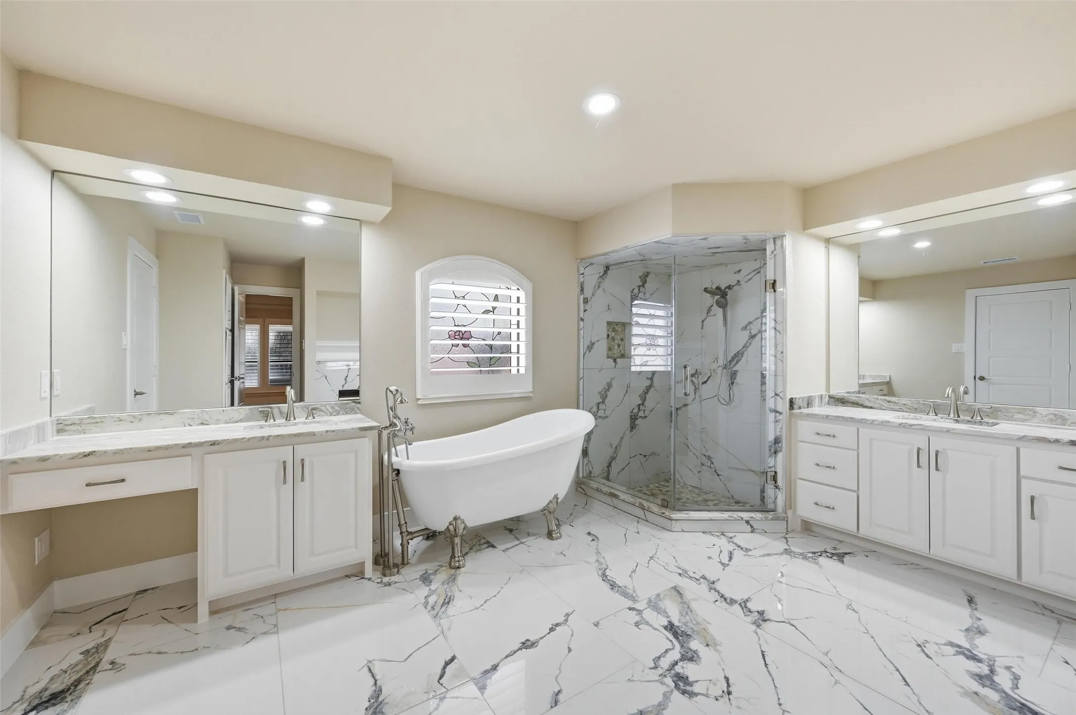 Single Family Residence For Sale in Tarrant County , 7401 Bent Trail, Mansfield, Texas 76063, 4 Bedroom, 3 Bathroom, Garage spaces, 3,490 Sqft, built in 1987, Preowned, mls#21196156, Real Estate Agent in Mansfield, Homes For Sale in Tarrant county, Homes For Sale in Mansfield, Realtor in Mansfield Texas, Real Estate Brokerage Independent Realty Texas, Luminita Cordes Realtor